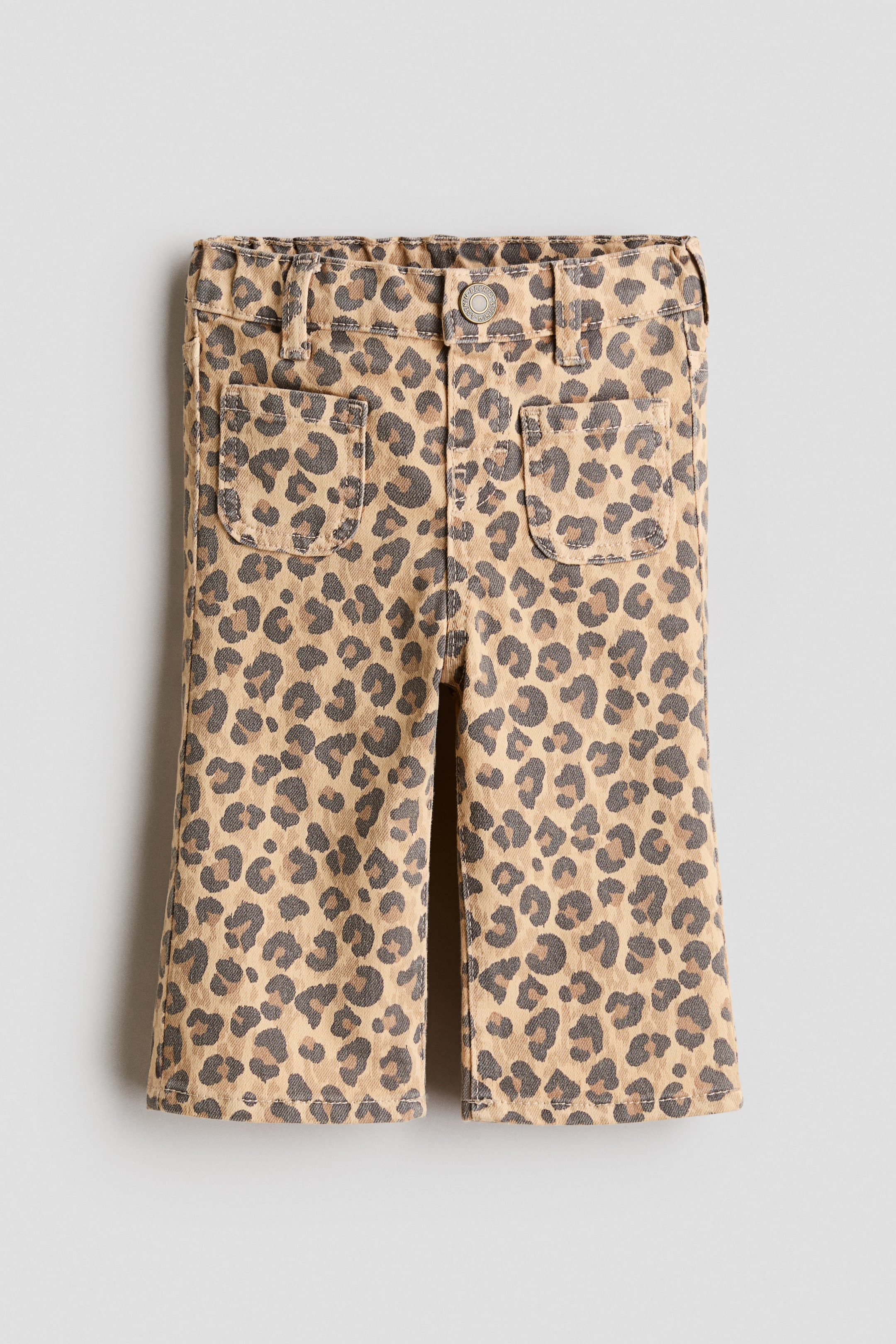 查看大圖: 正面視圖的牛仔褲採用柔軟的棉質牛仔布，印有豹紋圖案。它們具有可調節的彈性腰帶、假拉鏈配有壓扣、貼袋前袋和喇叭褲腿。
