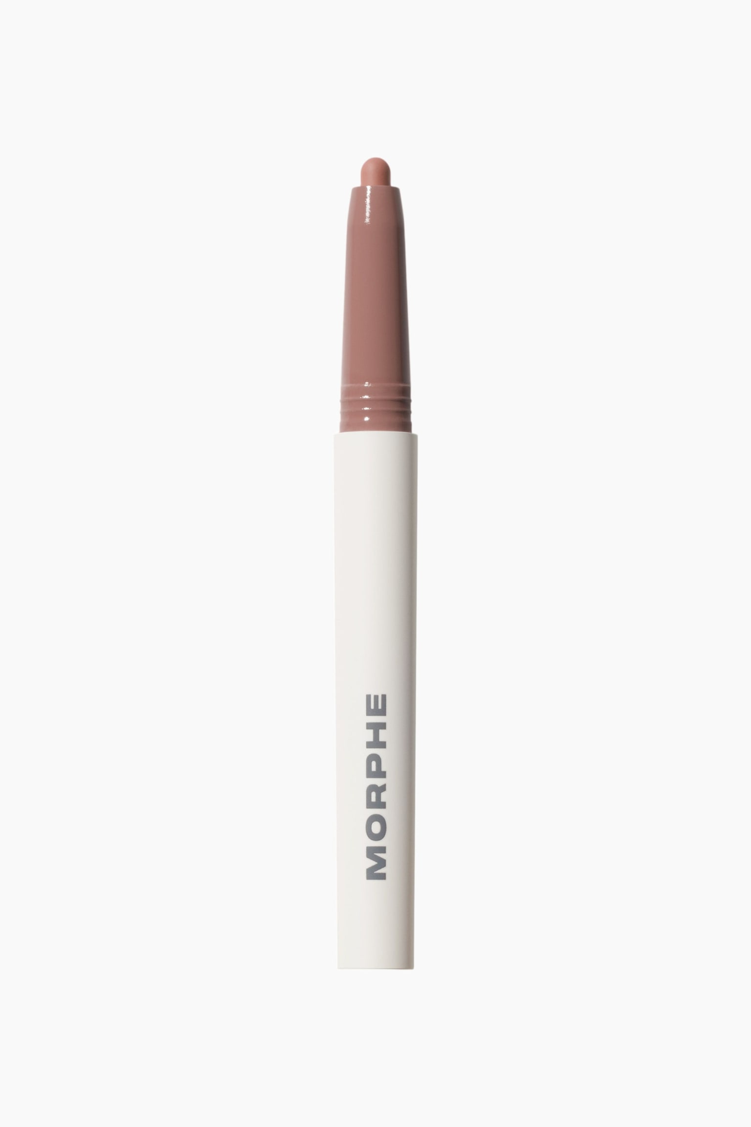 Sculptwear Signature Lip Pencil står loddrett og vender mot front, og viser en matt hvit nedre del med grå vertikal merkevaretekst. Den øvre delen viser en blank, mauvebrun avsmalnende hals som avslører en matchende avrundet produkttupp.
