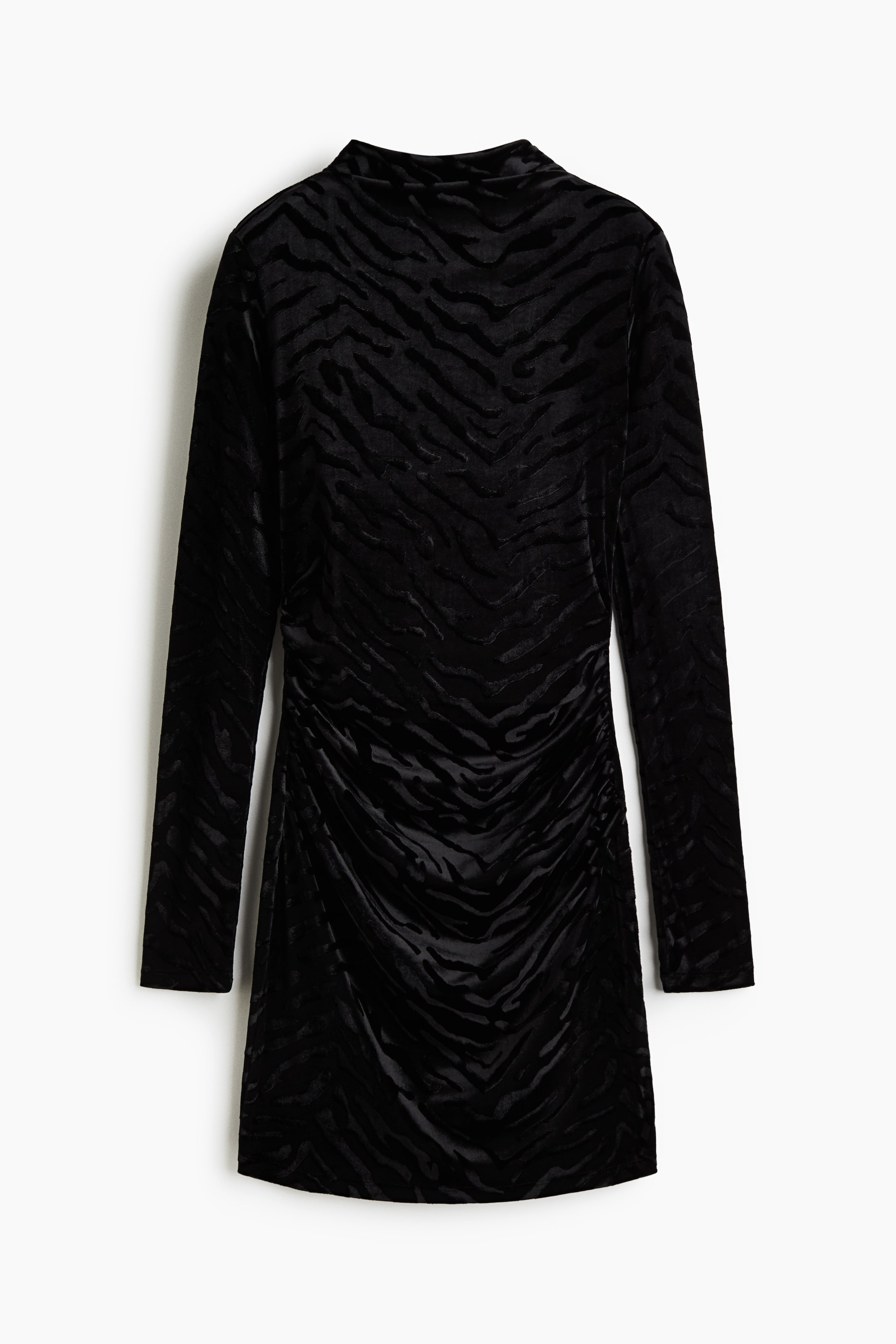 Größeres Bild ansehen: Ein schwarzes, langärmeliges Minikleid ist von vorne zu sehen und präsentiert ein tonales, strukturiertes Zebra-Streifenmuster in einem Samtstoff. Das Kleid verfügt über einen hohen, angedeuteten Stehkragen und geraffte Drapierungen an den Seiten des Rocks, die eine taillierte, figurbetonte Silhouette schaffen.