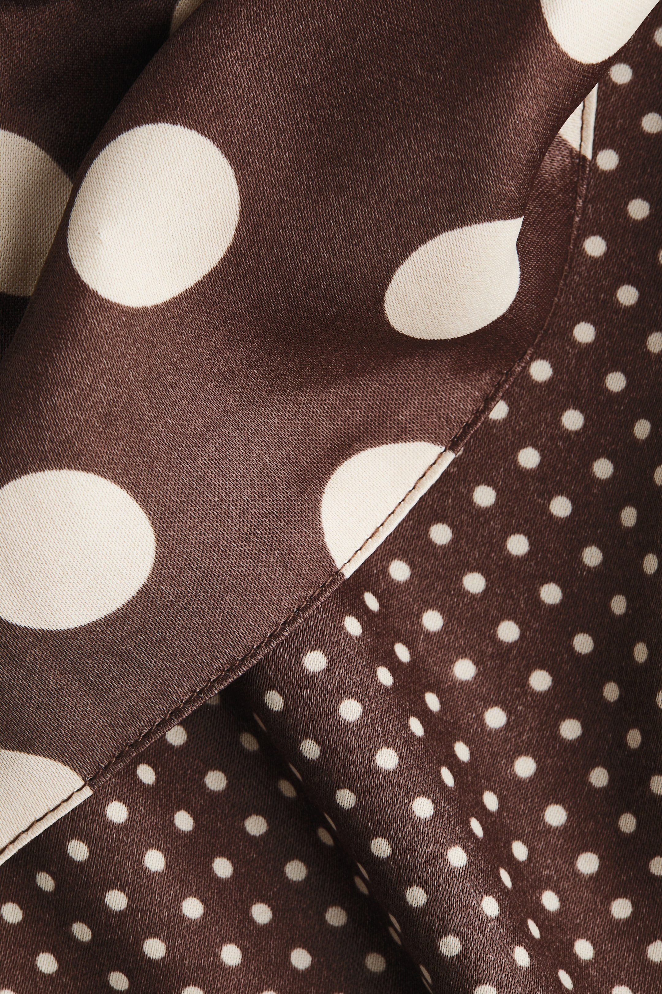 Visa större bild: Halterneck-topp i satin - Mörkbrun/Prickig - DAM | H&M SE 7