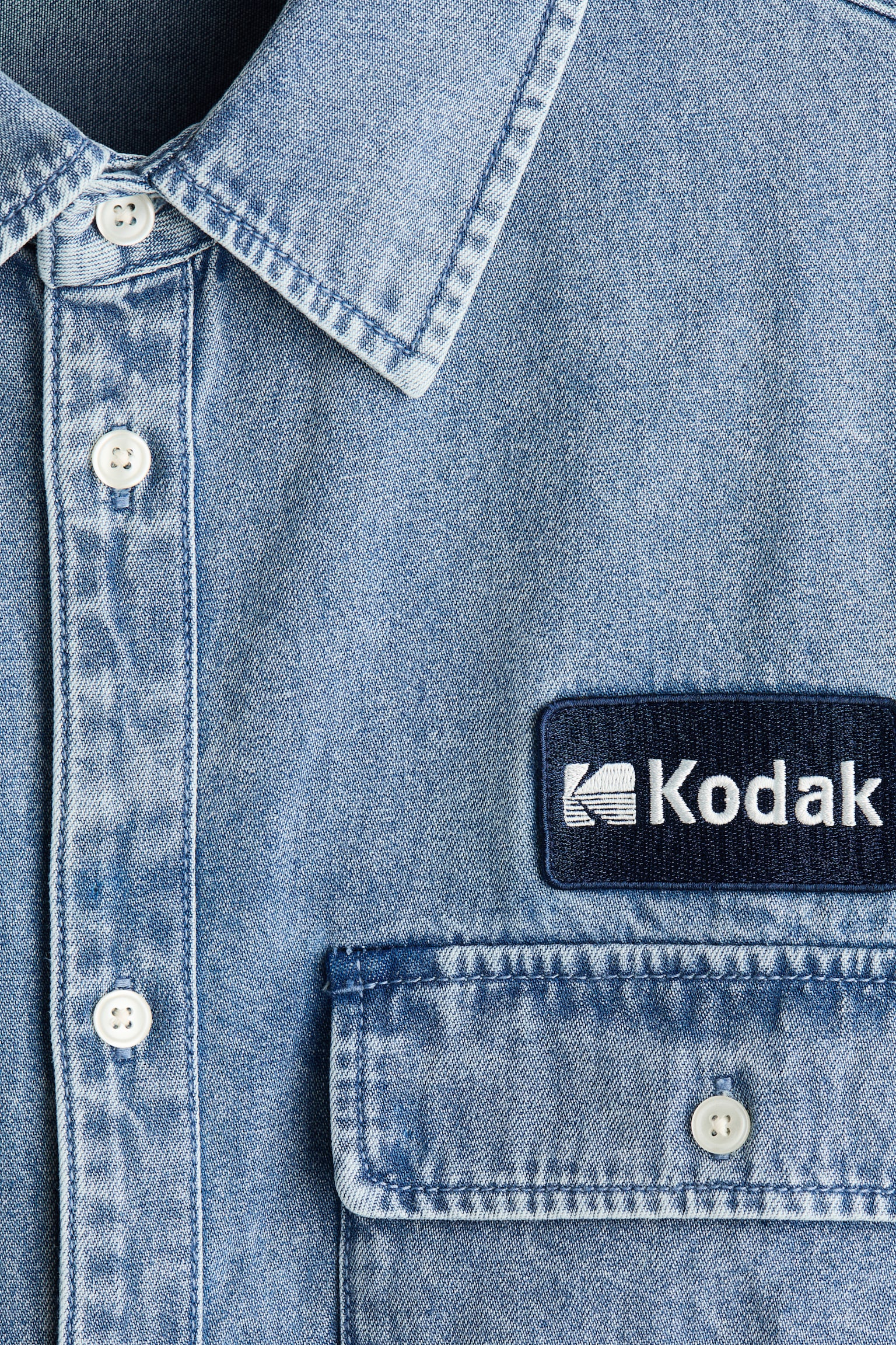 ルーズフィット アップリケコットンデニムシャツ-デニムブルー／Kodak - 6