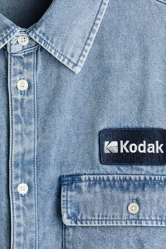 ルーズフィット アップリケコットンデニムシャツ-デニムブルー／Kodak - 6