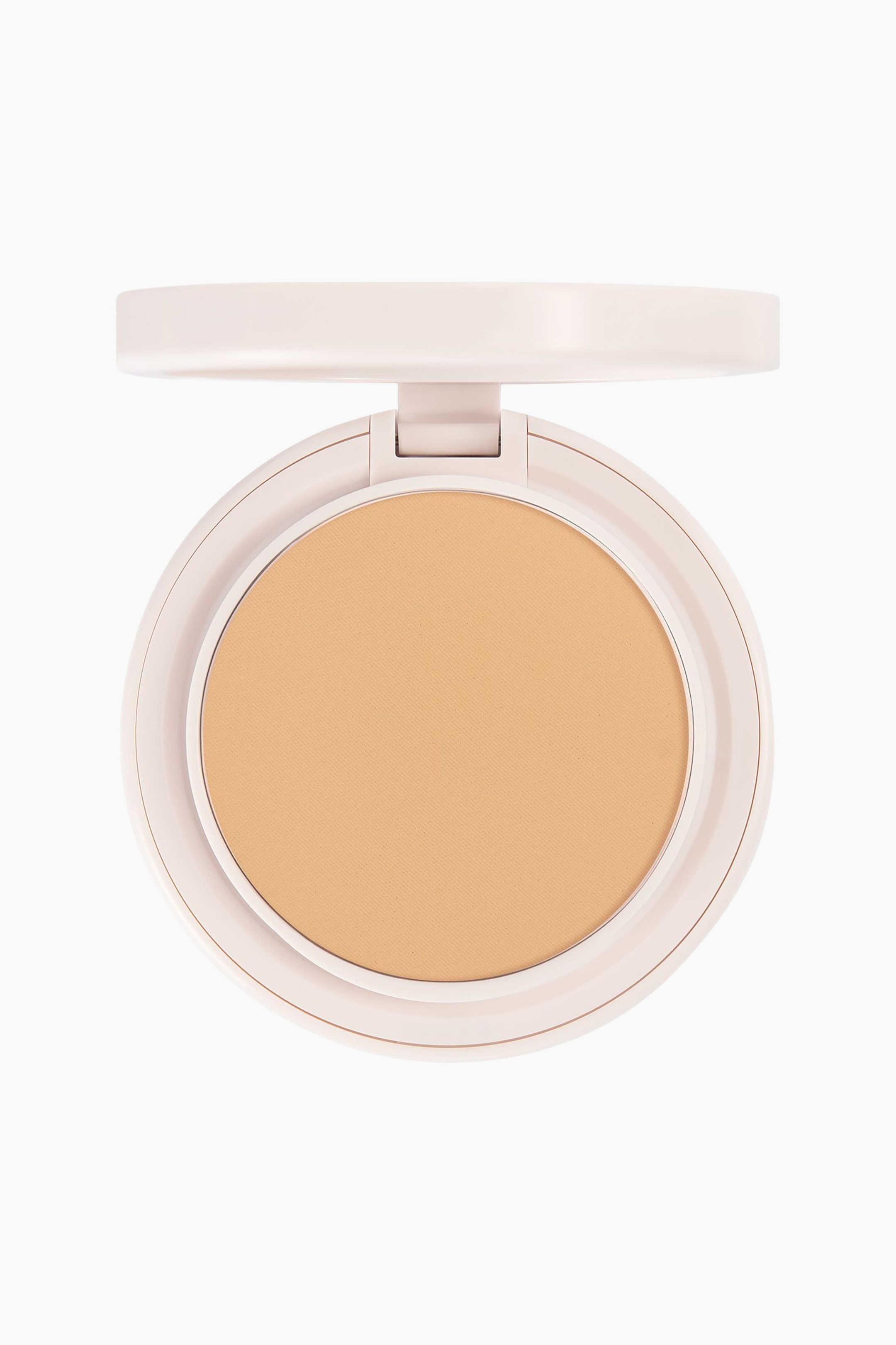 Se større billede: Natural Blur Powder Foundation præsenteres som en glat, mat, lys til medium beige fast pudder i et åbent, rundt, lyserødt pudderdåse-etui. Pudderdåsen vender direkte fremad og fremhæver den runde pudderpande, mens låget er løftet.