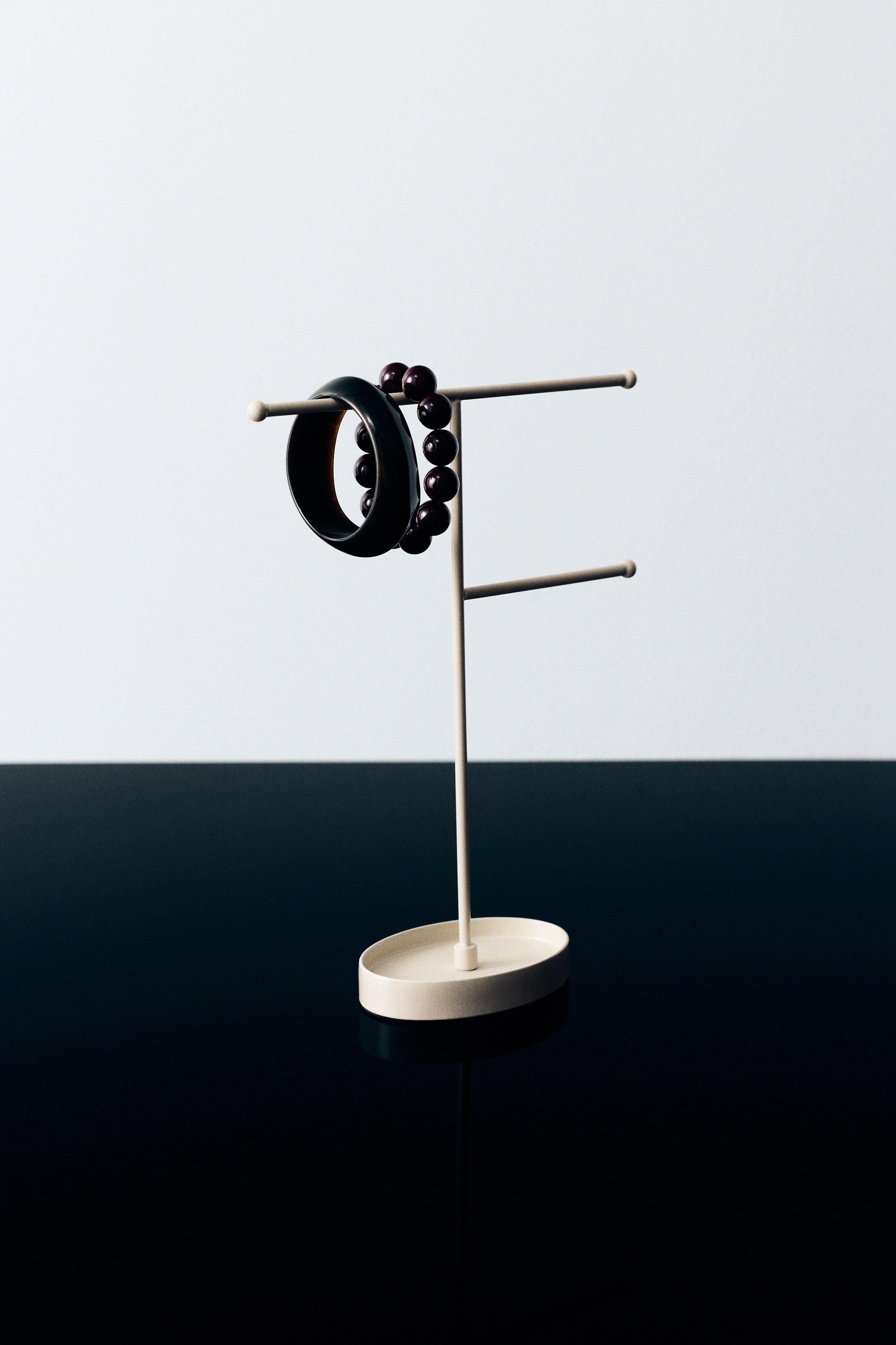 Metal jewellery stand
