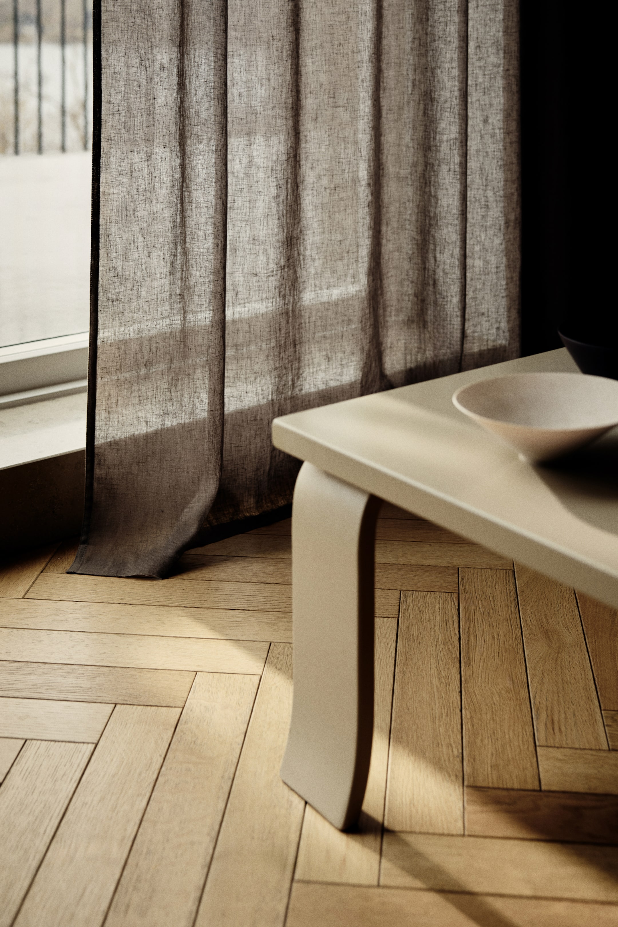 Zobraziť väčší obrázok: Tmavosivý záves s viditeľnou tkanou textúrou visí vo vertikálnych paneloch, čiastočne rozprestretý, pričom svetlo jemne preniká cez jeho priesvitnú látku a vytvára jemné záhyby.