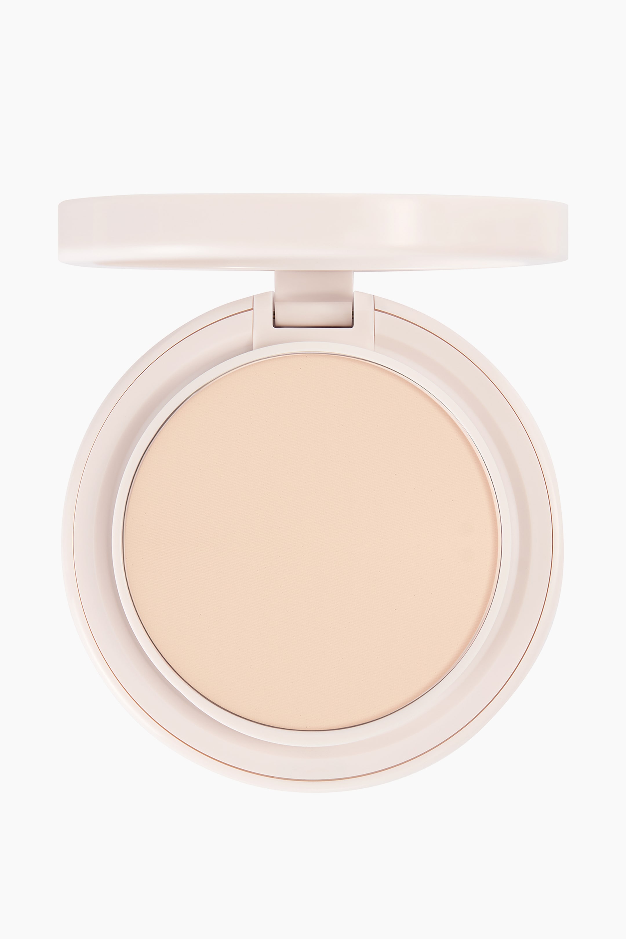 Visa större bild: Natural Blur Powder Foundation står öppet och riktat rakt framåt, med en jämn, rund panna av ljusbeige pressat puder i ett ljusrosa sminketui i plast, vars lock ligger öppet upptill.