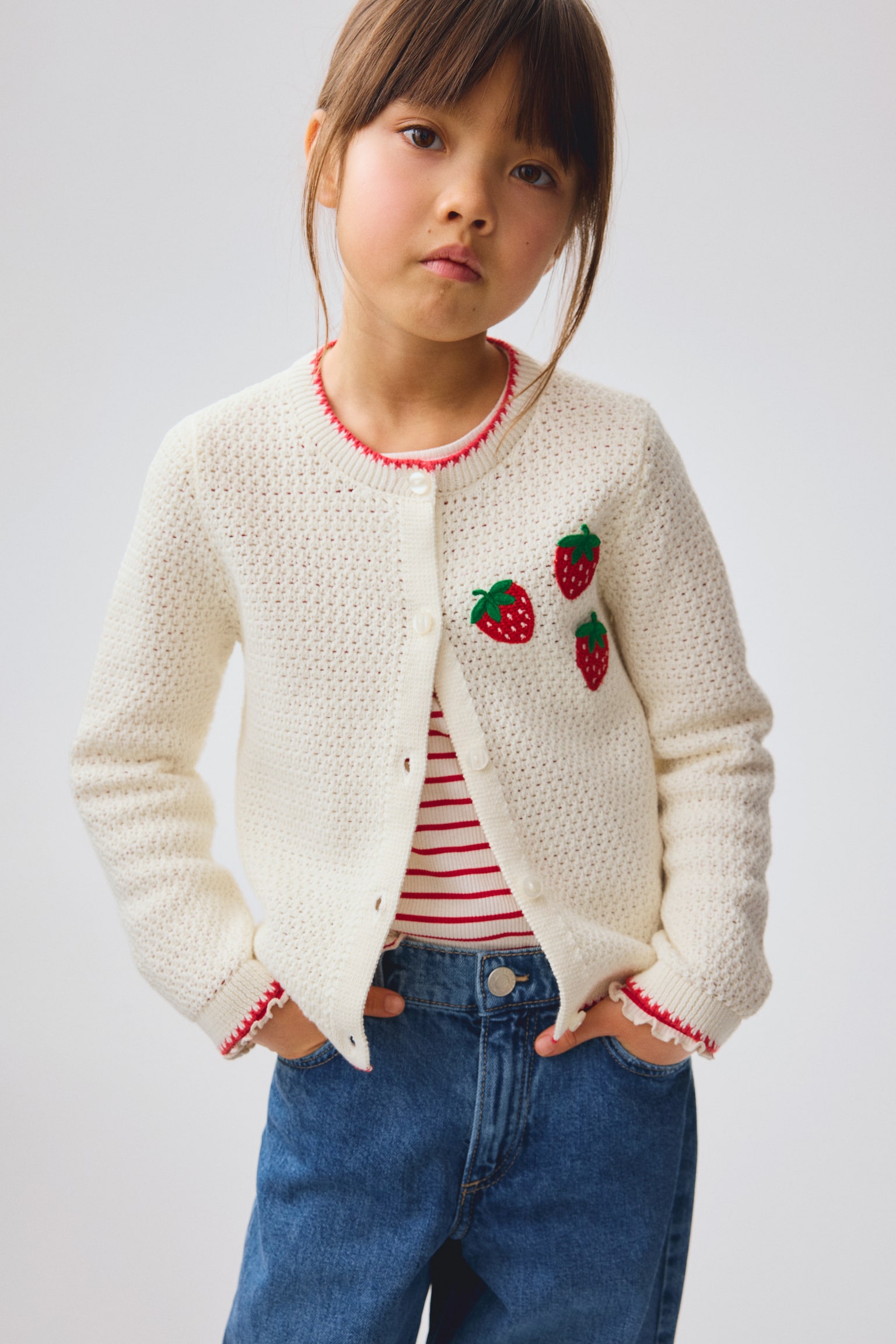 Bestickter Cardigan in Ajourstrick - Cremefarben/Erdbeeren - 2