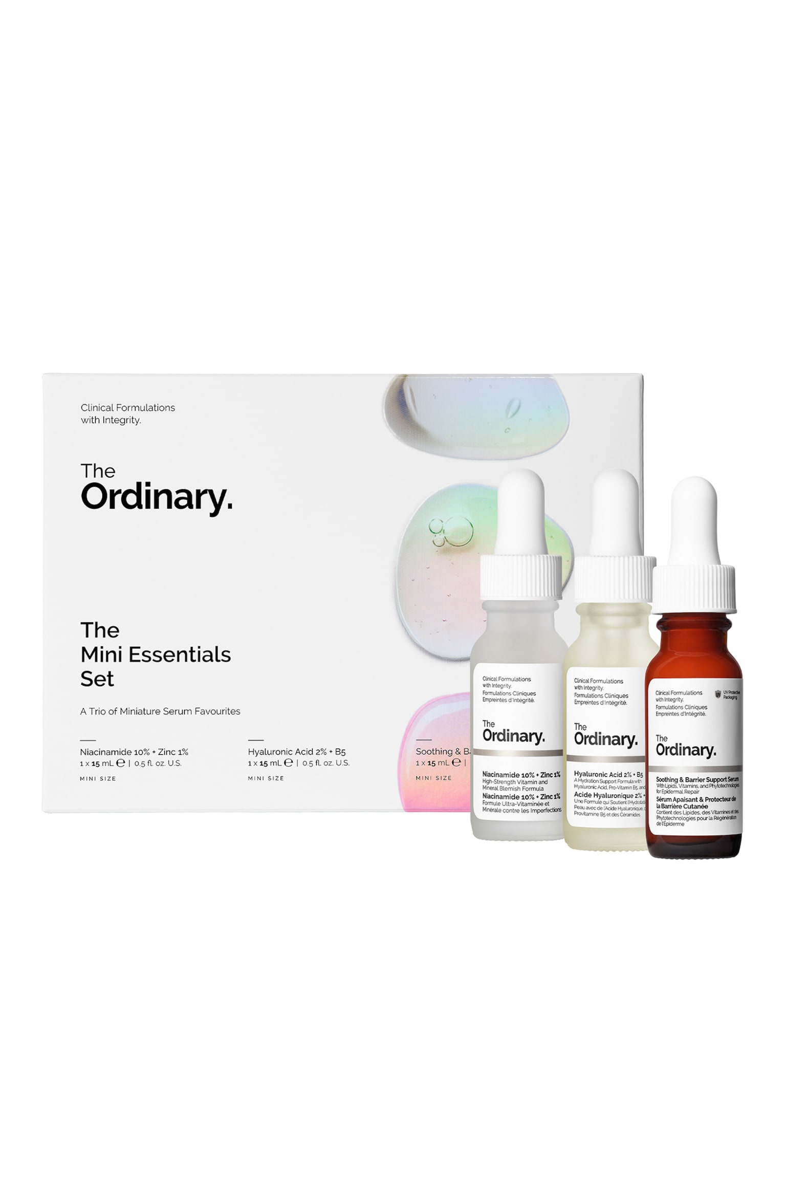 Mini Essentials Set frÃ¥n The Ordinary visas som en vit rektangulÃ¤r lÃ¥da tillsammans med tre miniatyrflaskor med droppkork som stÃ¥r upprÃ¤tt och vÃ¤nda framÃ¥t. Trion bestÃ¥r av tvÃ¥ flaskor i frostat glas och en bÃ¤rnstensfÃ¤rgad glasflaska, var och en med vit pipettkork och minimalistisk mÃ¤rkning. - 1