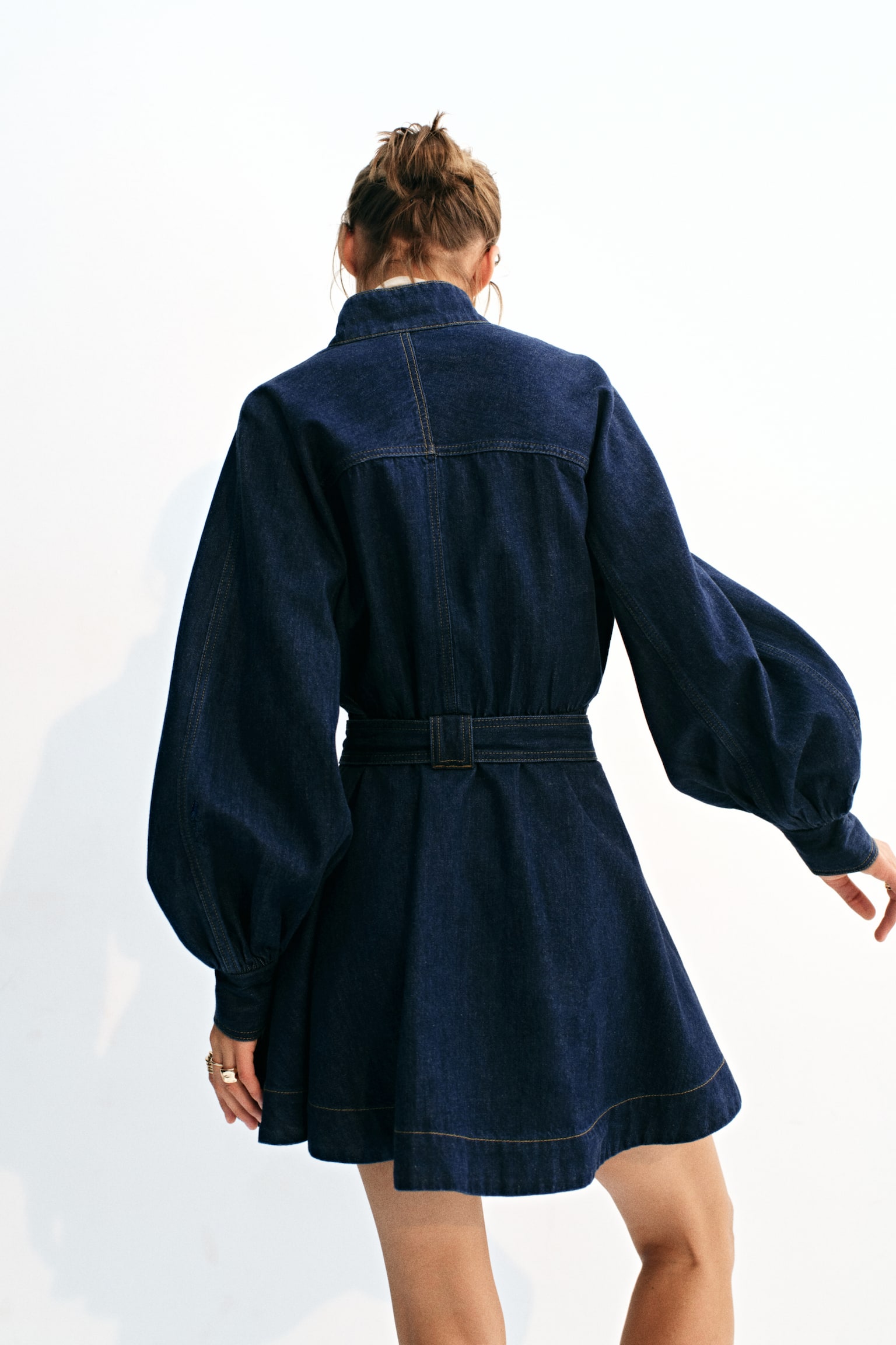 Женское платье H&M Belted Denim Dress, цвет: Тёмный джинсовый синий — фото 4