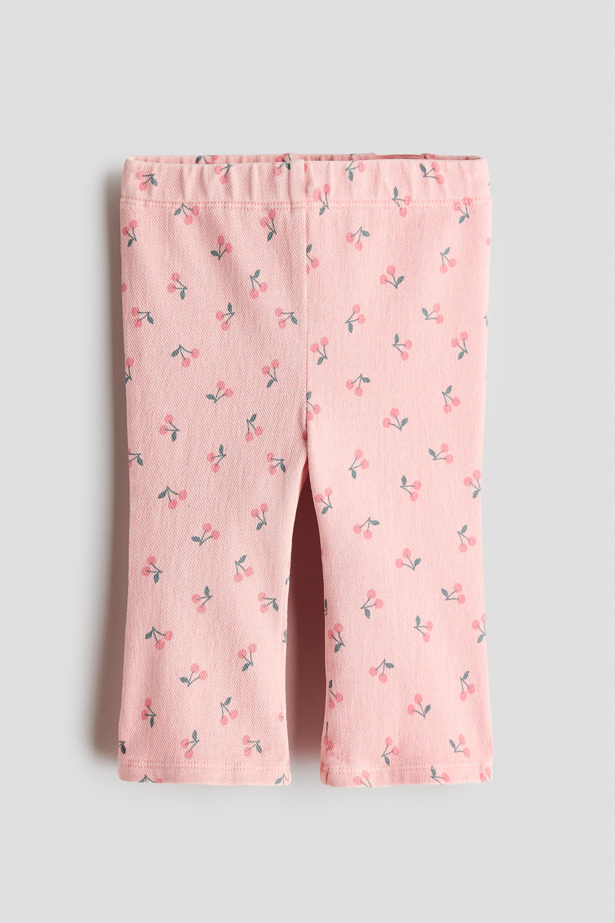 拡大画像を表示: ピンクのパンツはFRONTとして登場し、全体にチェリーパターンが施され、ウエストバンドは伸縮性あり、裾はわずかにフレアになっています。