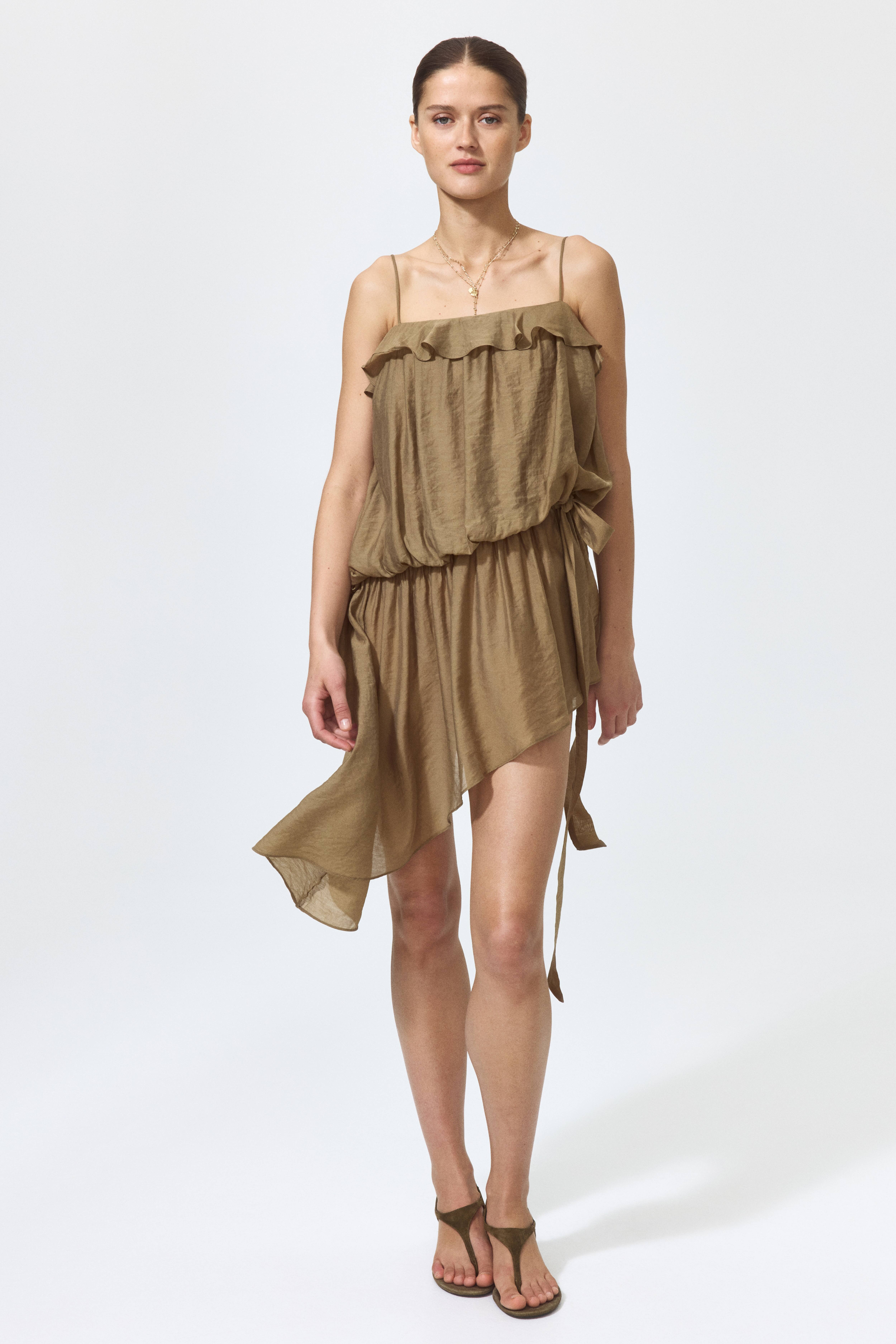 Robe asymétrique à volants