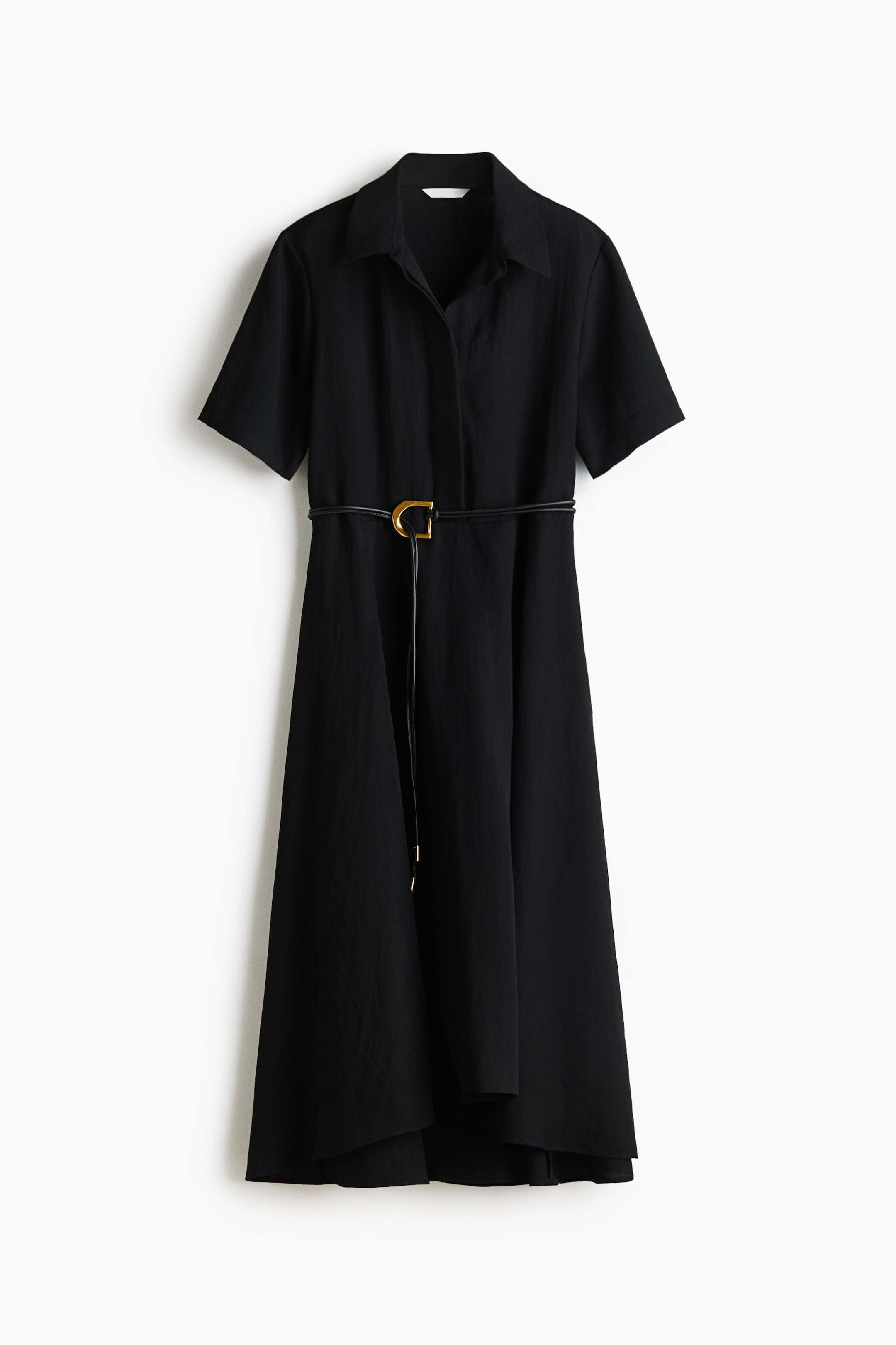 Ver imagen más grande: Un vestido camisero negro se presenta de frente, confeccionado con un tejido texturizado y que cuenta con un cuello en punta, una botonadura frontal y mangas cortas. Un fino cinturón negro con una hebilla en forma de C de color dorado ajusta la cintura, y la falda acampanada cae hasta un dobladillo asimétrico.
