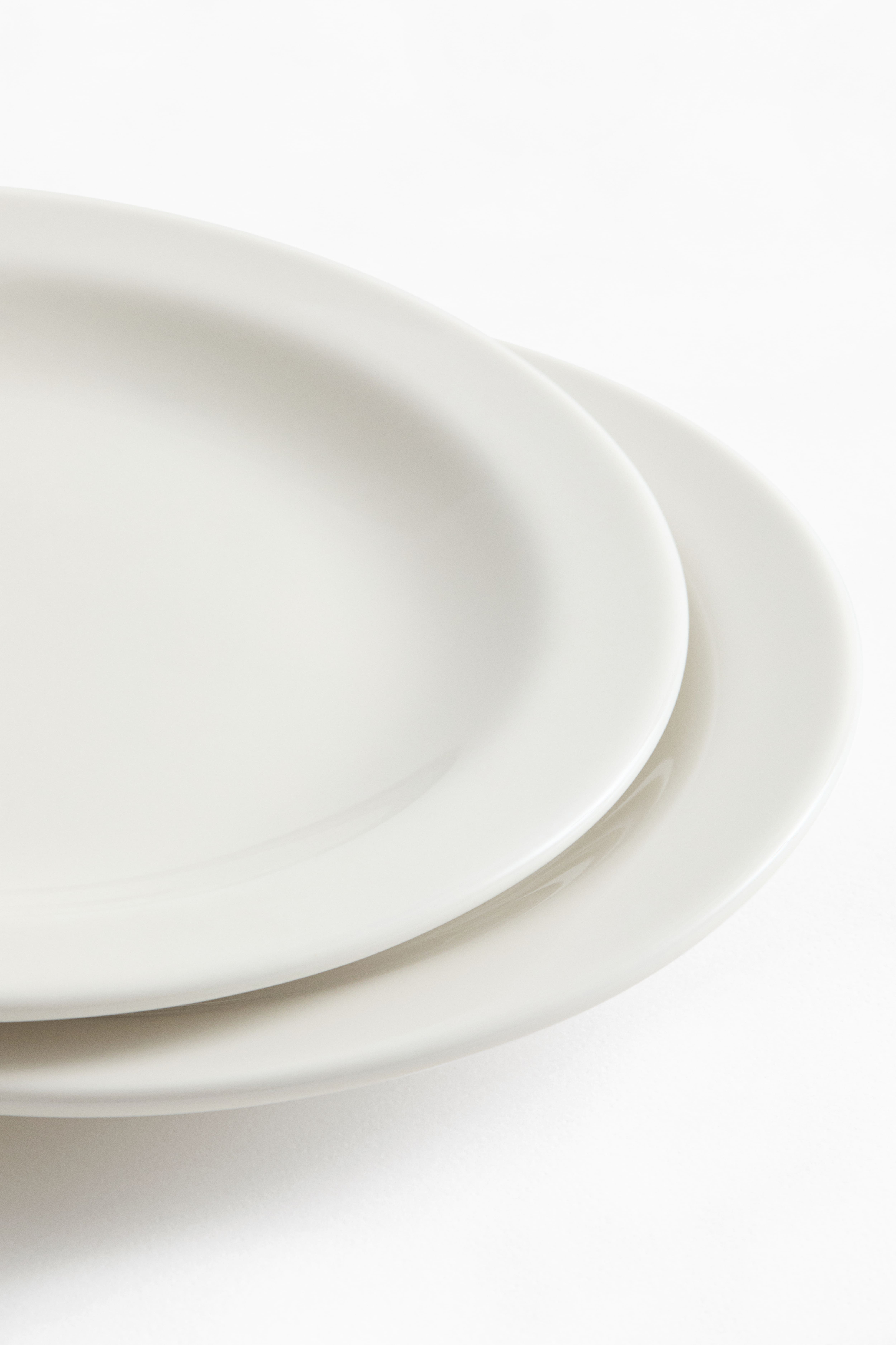 Lot de 2 petites assiettes en porcelaine