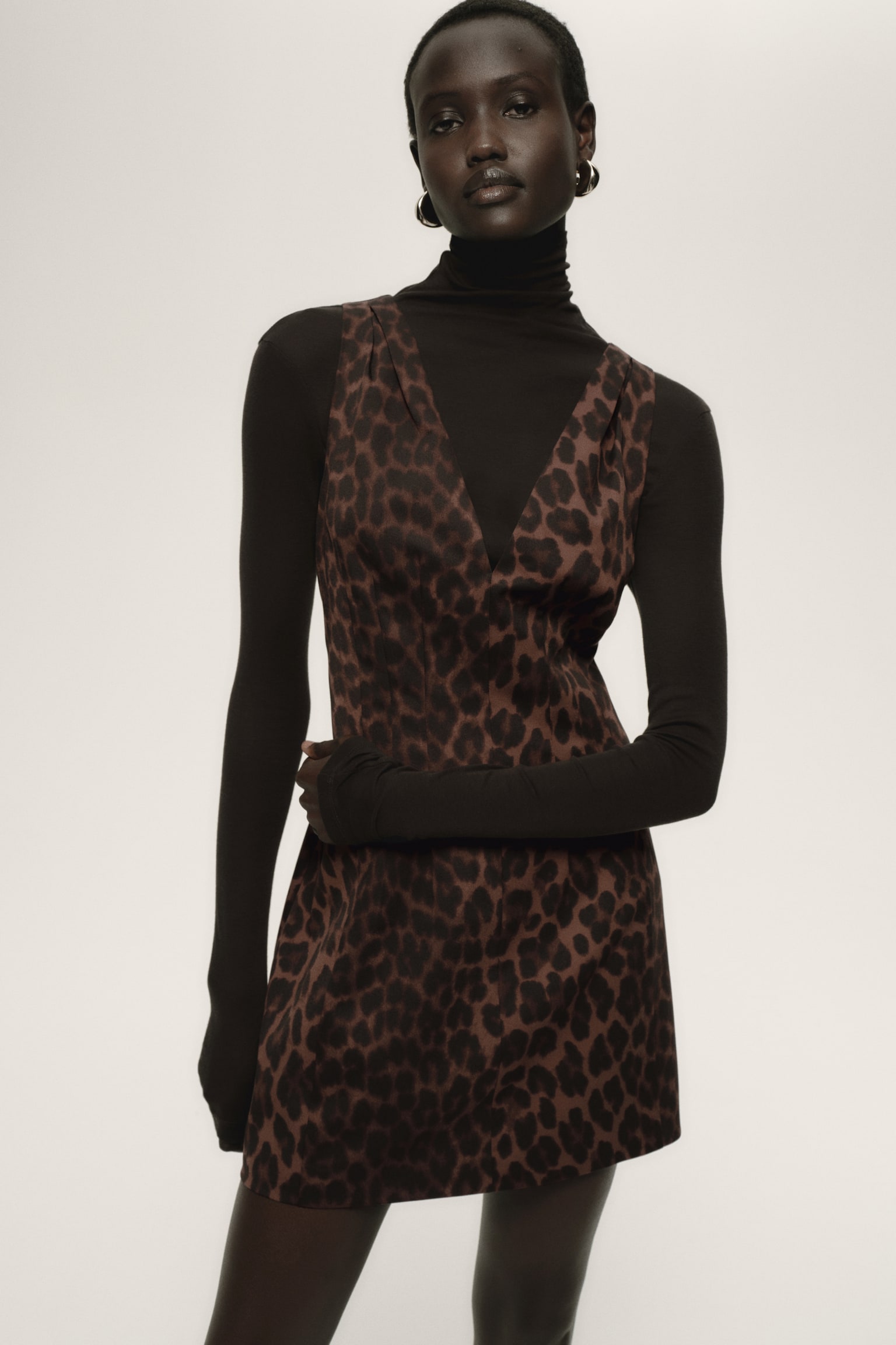 Šaty s véčkovým výstrihom a zúženým pásom - Hnedá/leopardí vzor/Červená/Čierna - 4