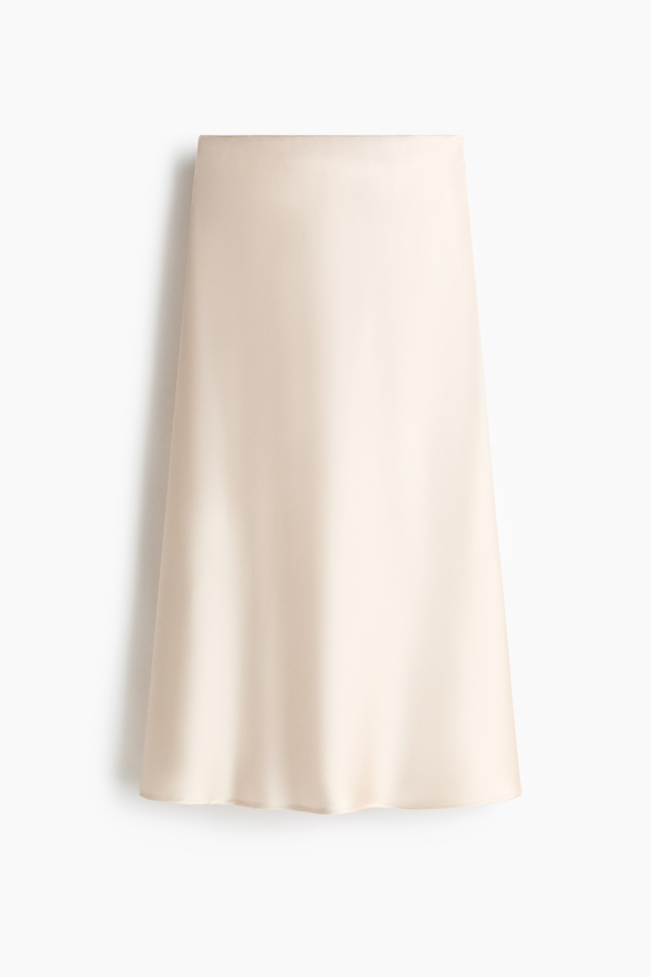 Ver imagem maior: A frente de uma saia bege claro apresenta um tecido de queda suave com um ligeiro brilho, com cintura alta e uma suave abertura na bainha.