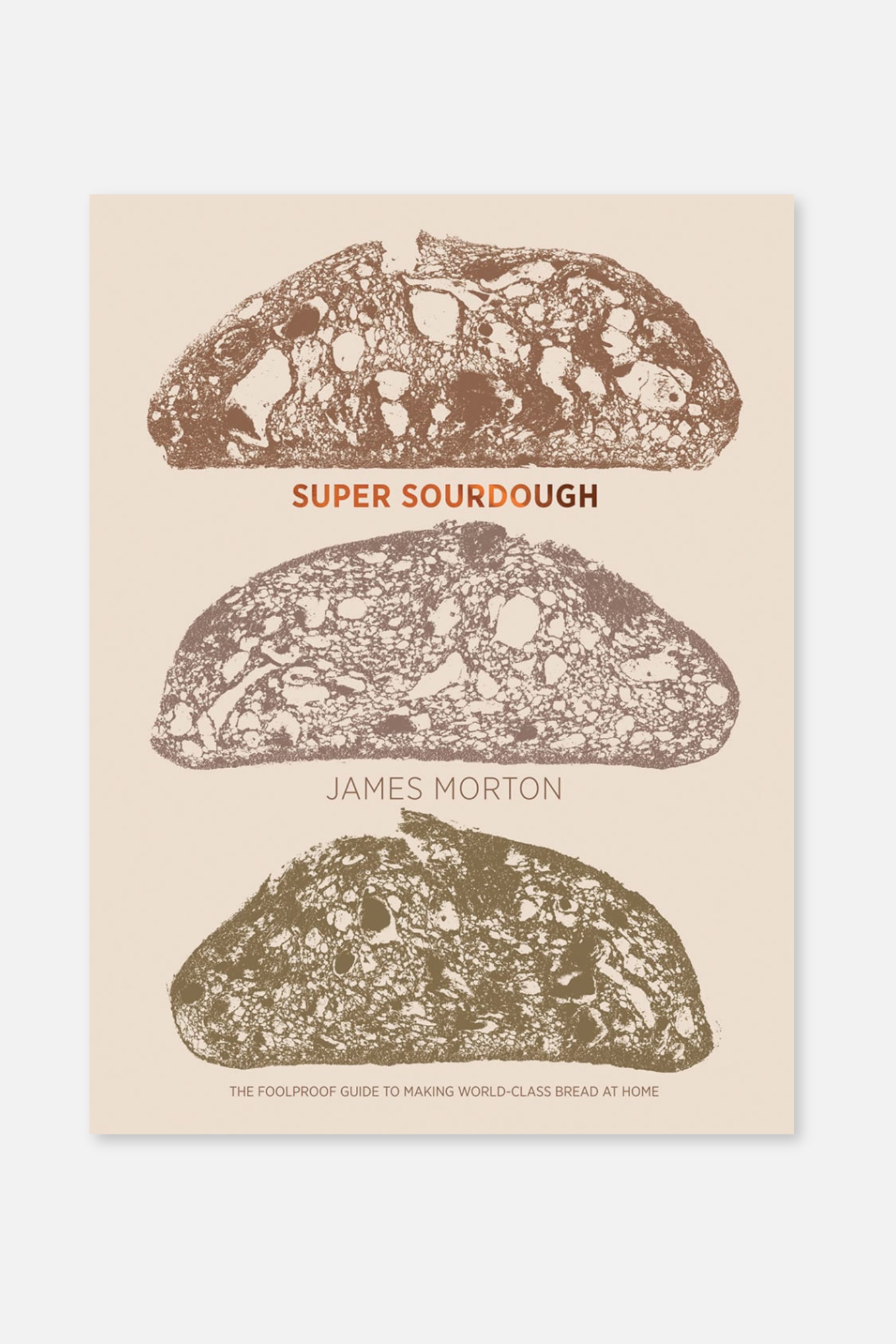 Größeres Bild anzeigen: Ein Buchcover für "Super Sourdough" zeigt einen hellbeigen Hintergrund mit drei horizontalen, strukturierten Illustrationen von Querschnitten von Sauerteigbroten. Die obere Brotabbildung ist dunkelbraun, die mittlere purpur-braun und die untere olivgrün, wobei jede unregelmäßige Lufttaschen zeigt. Der Titel "SUPER SOURDOUGH" ist in orange-braun gedruckt, mit "JAMES MORTON" und dem Untertitel "DER IDIOTENSICHERE LEITFADEN ZUR HERSTELLUNG VON WELTKLASSE-BROT ZU HAUSE", die unter den Brotabbildungen erscheinen.