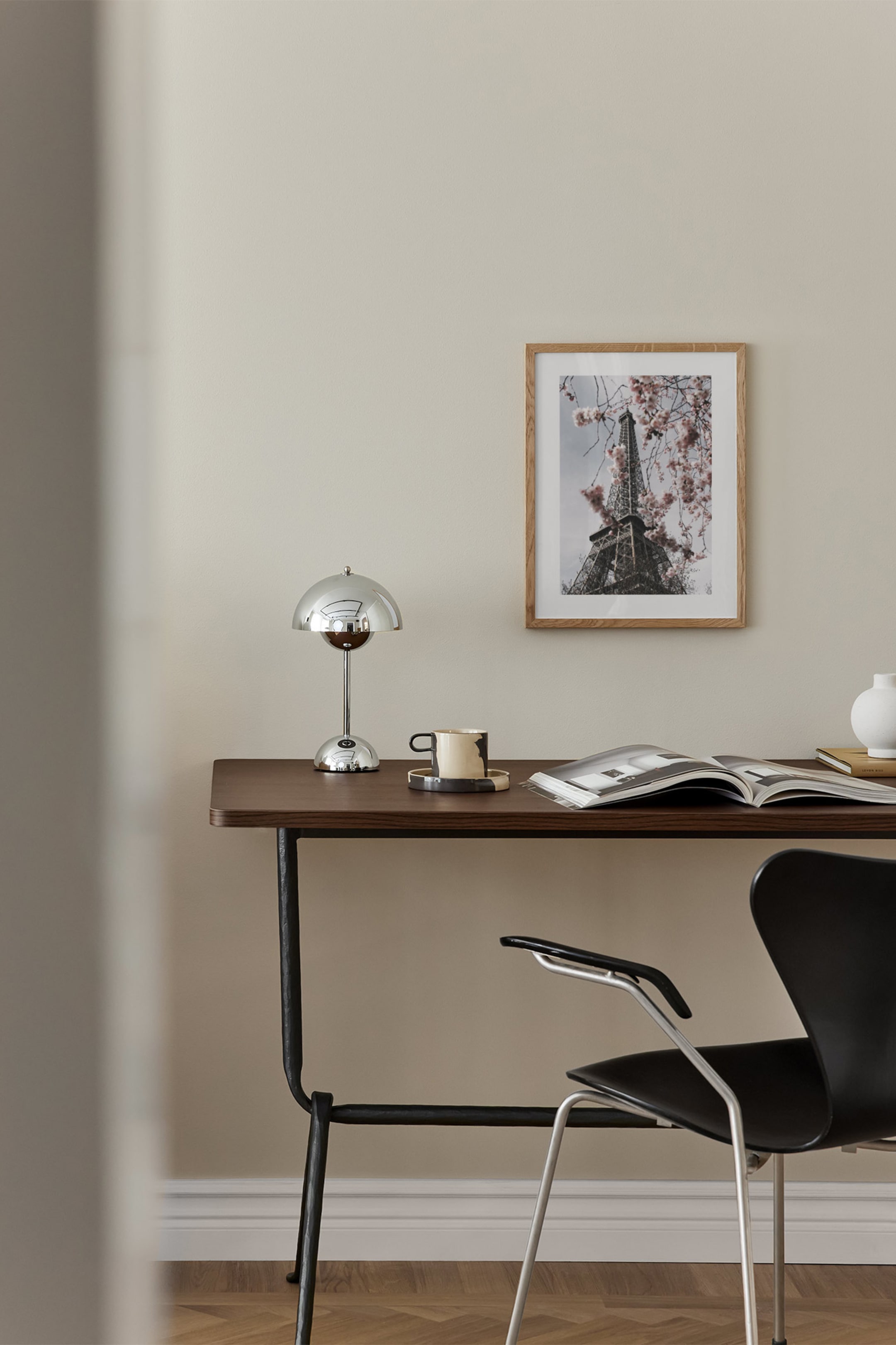 Größeres Bild anzeigen: Eiffel Tower In Bloom Poster - Grau/rosa - Postery - Home All | H&M AT 1