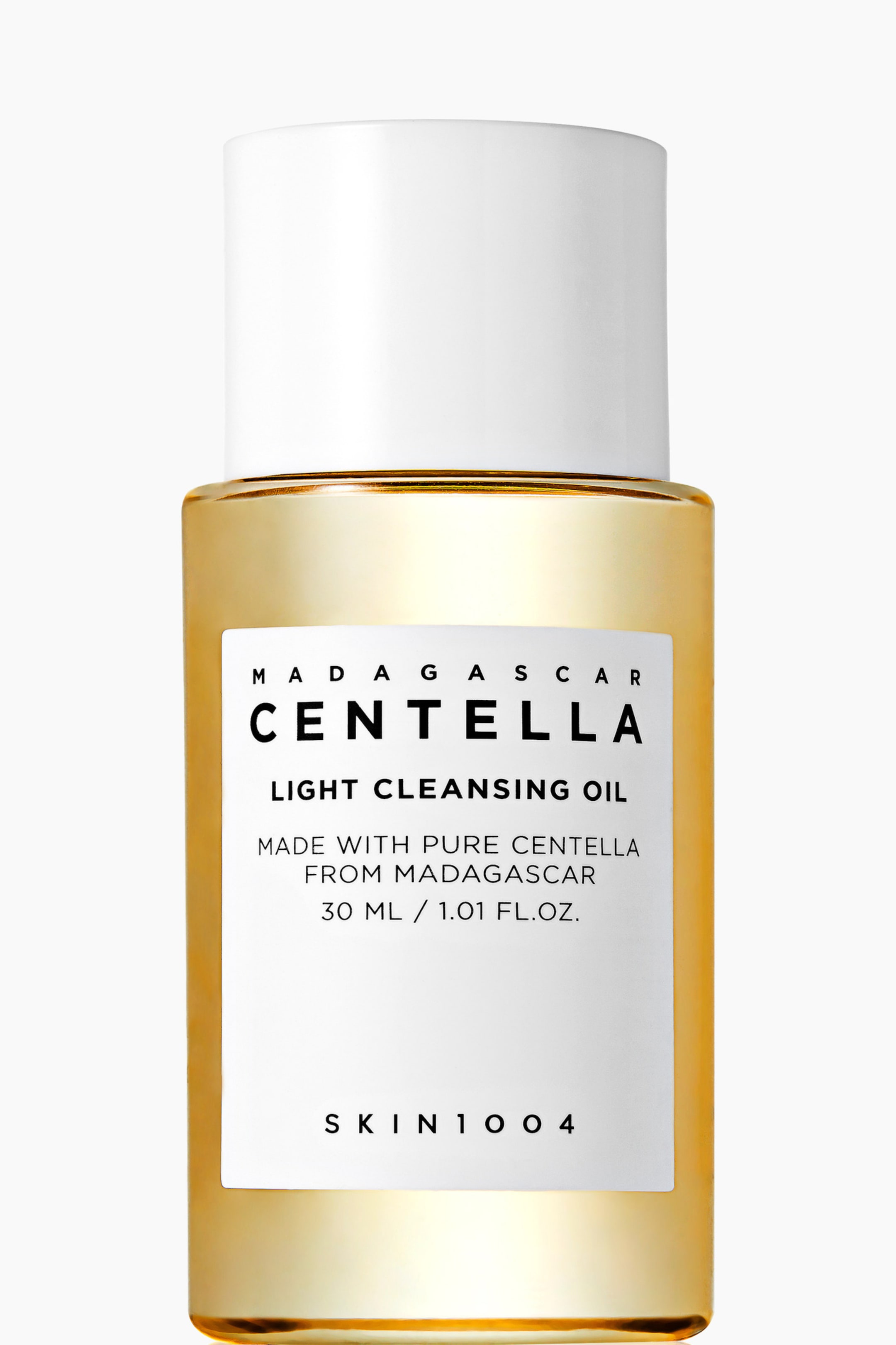 Se større billede: En klar, rektangulær flaske med Centella Light Cleansing Oil står oprejst og vender fremad. Den indeholder en gyldengul væske og er forseglet med en hvid hætte, mens en hvid etiket på forsiden viser "MADAGASCAR CENTELLA LIGHT CLEANSING OIL MADE WITH PURE CENTELLA FROM MADAGASCAR 30 ML / 1.01 FL.OZ. SKIN1004" i sort tekst.