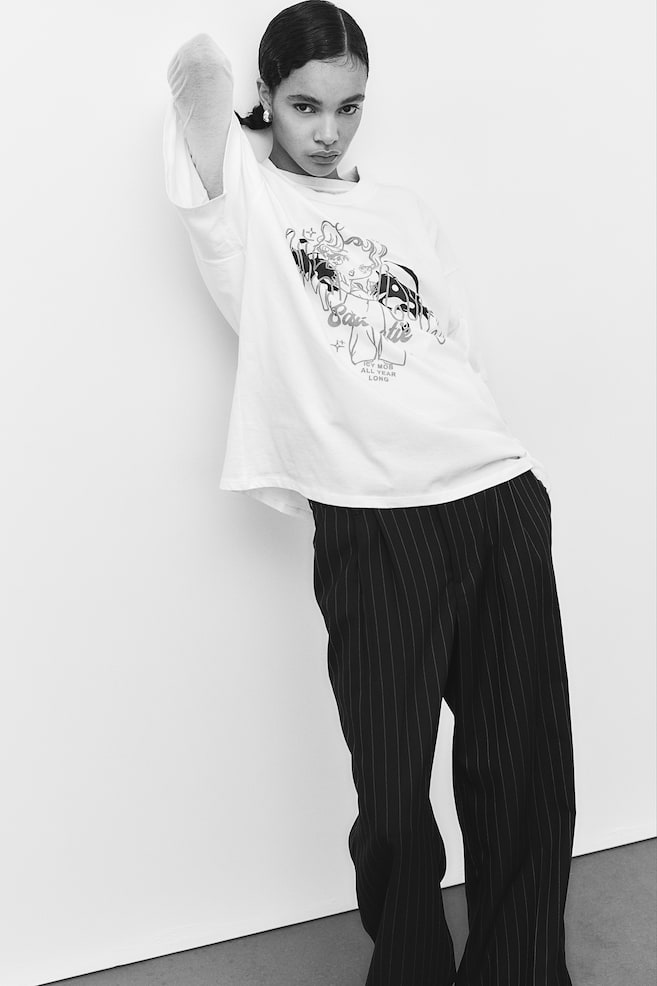 Oversized T-shirt med tryk - Creme/Saweetie/Mørkegrå/Nirvana/Mørkegrå/Joan Jett/Lysegrå/Fender/Mørkegrå/Smiley®/Hvid/System of a Down/Creme/Formula 1/Hvid/Mary J Blige/Lys rosa/Yungblud/Sort/Formula 1/Creme/The Strokes/Sort/The Stooges - 1