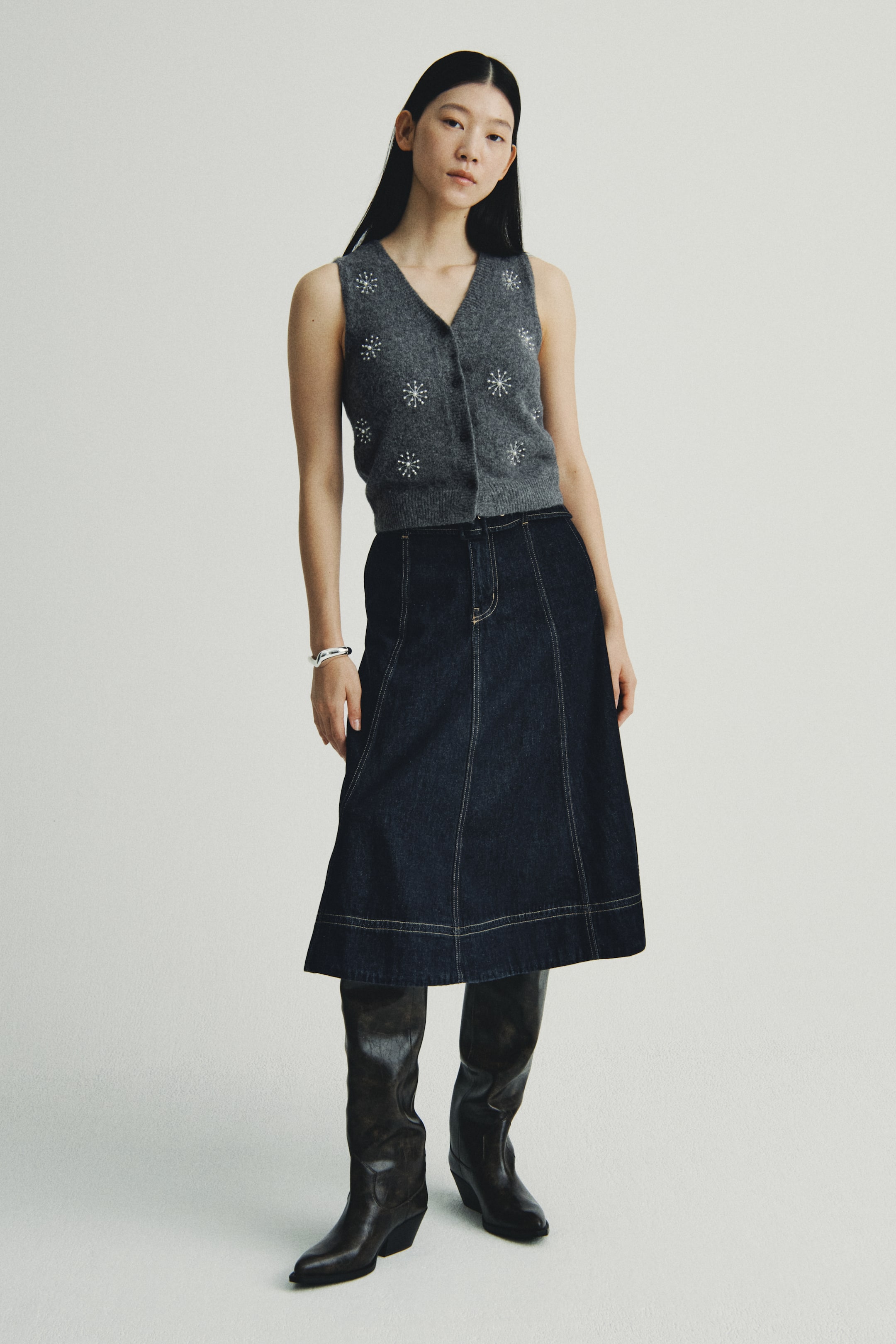 이미지 확대 보기: 엠브로이더리 베스트 - 다크 그레이 | H&M KR 1