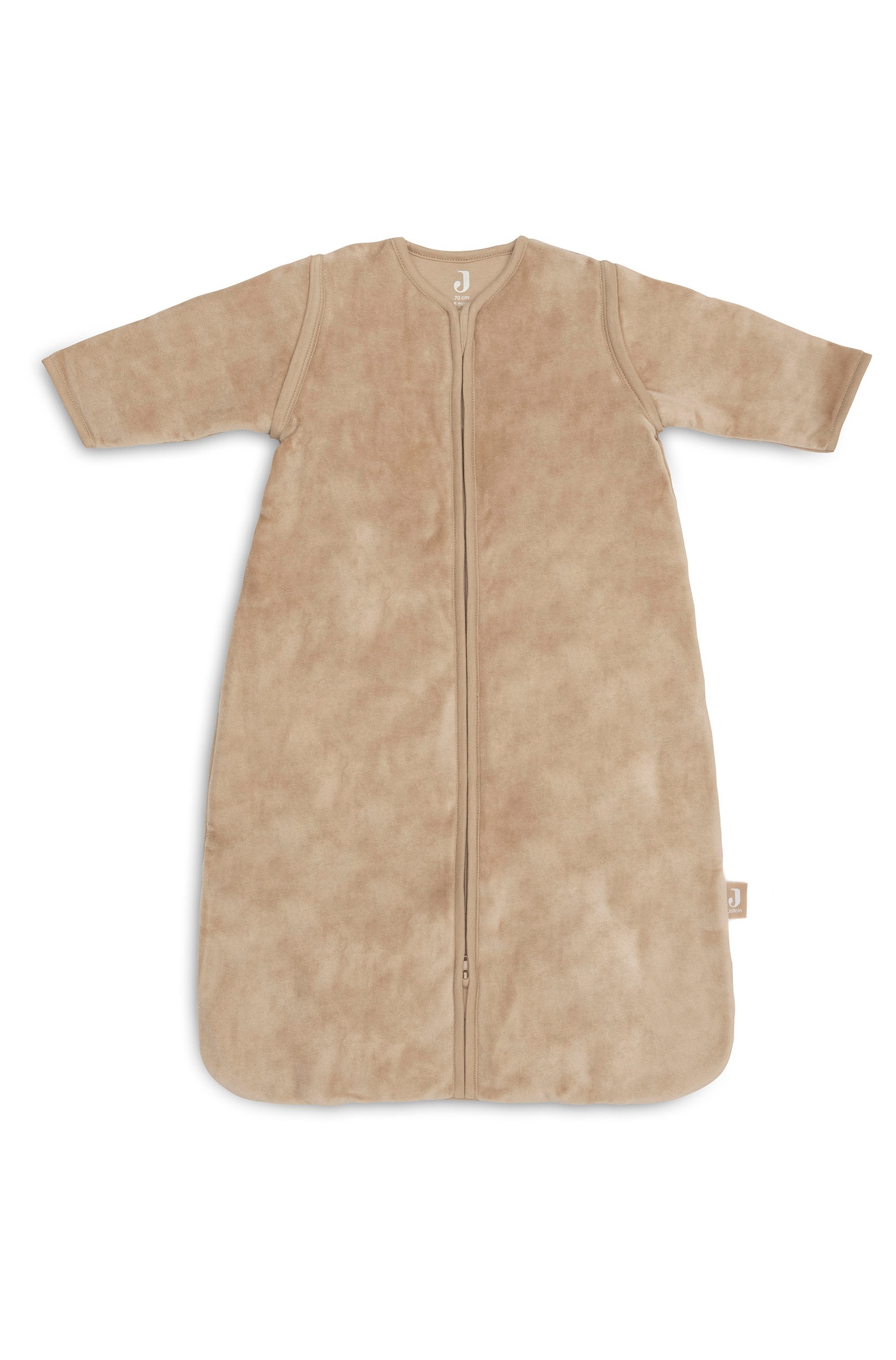 Drei Babyschlafsäcke in zartem Rosa, Beige und Salbeigrün hängen auf weiÃen Kleiderbügeln an einem Holzgestell. Der vorderste Babyschlafsack in Salbeigrün besteht aus weichem, strukturiertem Stoff, hat lange Ãrmel und einen mittigen FrontreiÃverschluss.