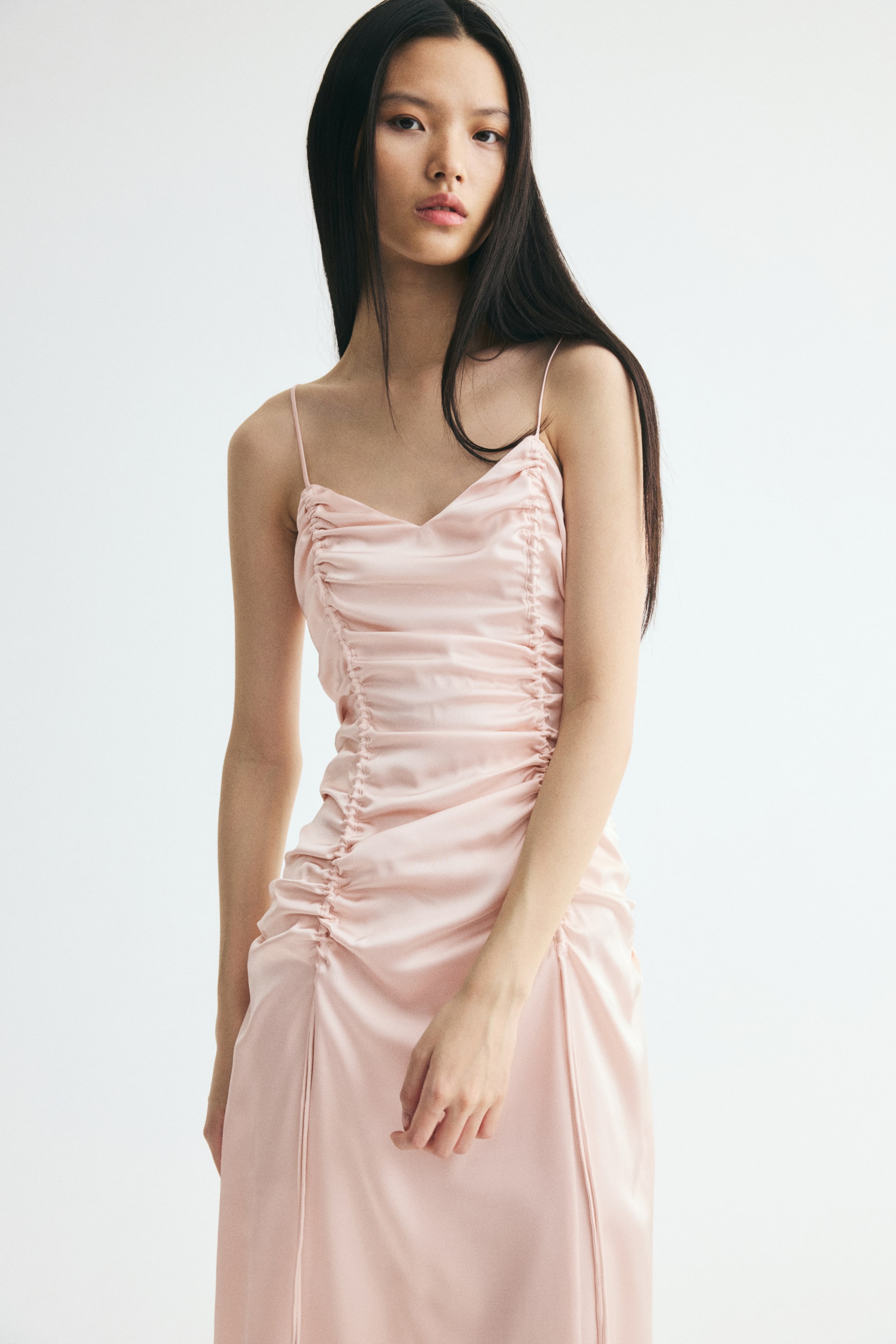 Xem ảnh lớn hơn: Váy satin có dây rút - Màu hồng phấn - Ladies | H&M VN 1
