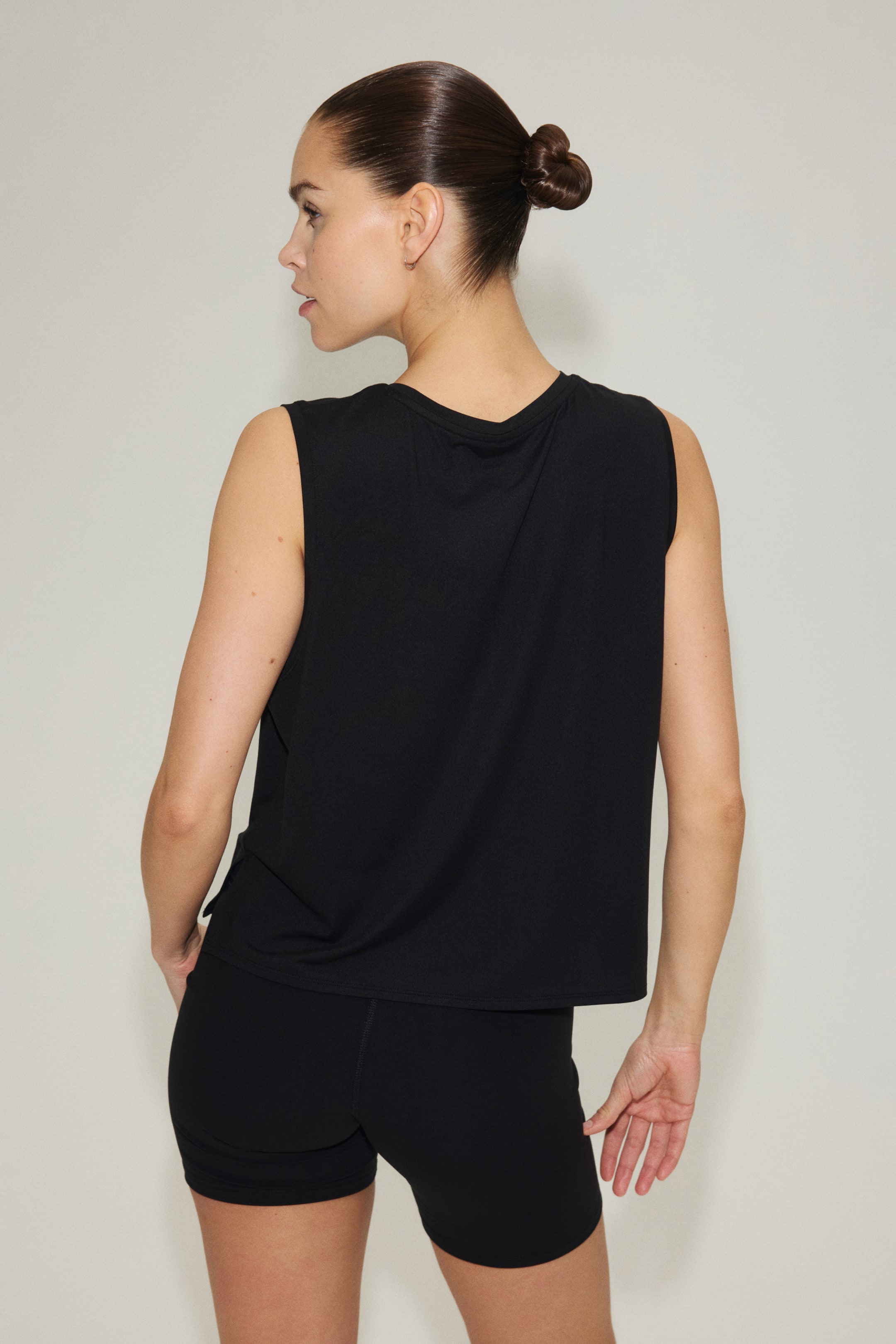 Женские топы H&M Boxy Sports Tank Top with DryMove™ — фото 4