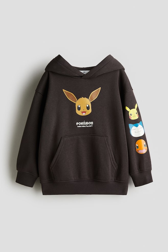 Hoodie mit Print - Dunkelbraun/Pokémon/Schwarz/Stumble Guys/Schwarz/Pokémon/Graumeliert/Hot Wheels/Ausgewaschenes Schwarz/Batman/Marineblau/New York Knicks/Rot/Marvel Comics/Dunkelgrau/TMNT/Hellbeige/NBA/Rot/Chicago Bulls/Helles Mattblau/LEGO - 1