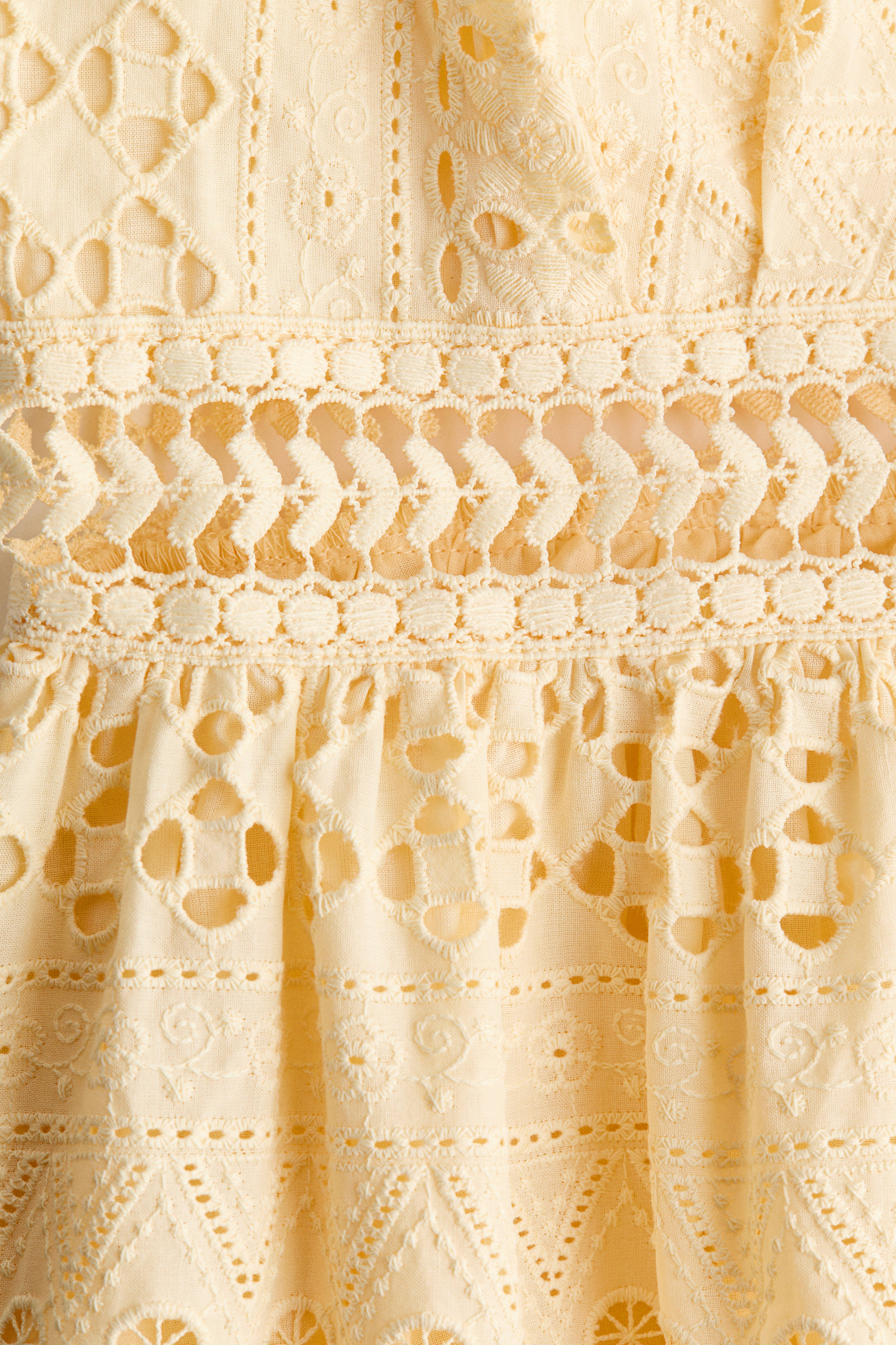 Robe découpé avec broderie anglaise