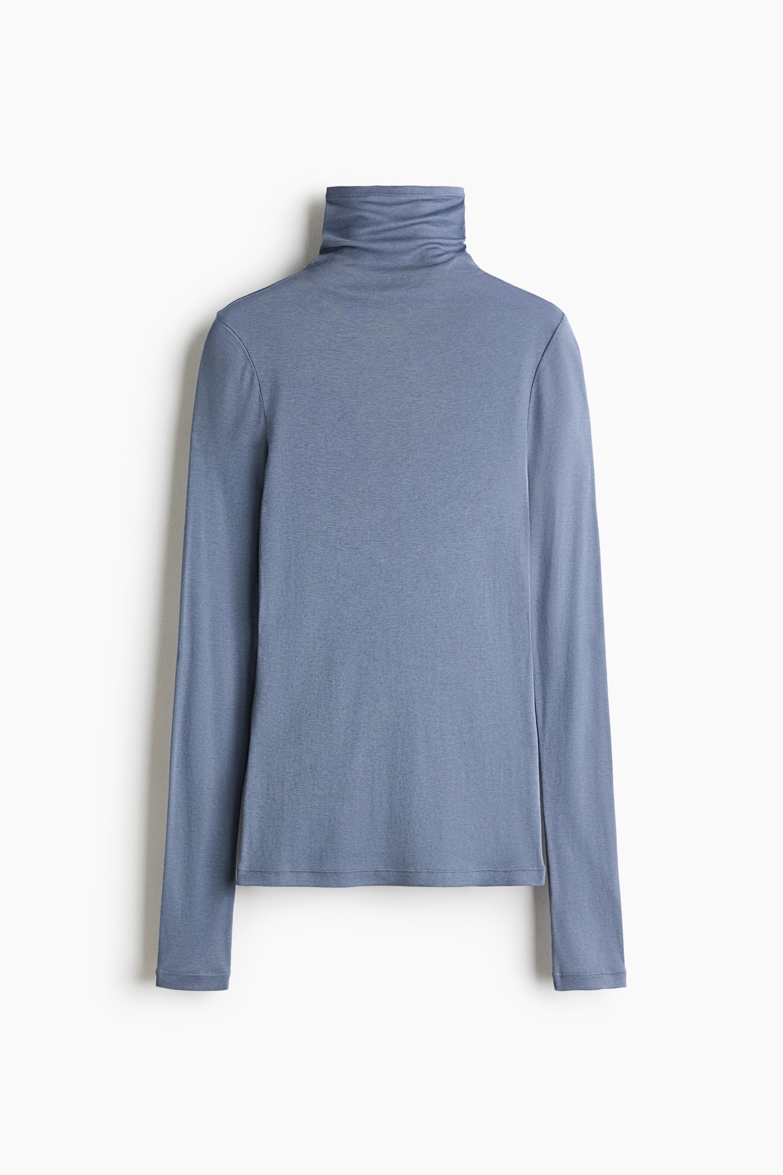DÅugo rÄkawowy top z miÄkkiej, przygaszonej niebieskiej dzianiny jersey wisi przodem do kamery, z wysokim, luźnym golfem i wyjÄ
tkowo dÅugimi, dopasowanymi rÄkawami, które wykraczajÄ
poza prostÄ
liniÄ doÅu. - 1