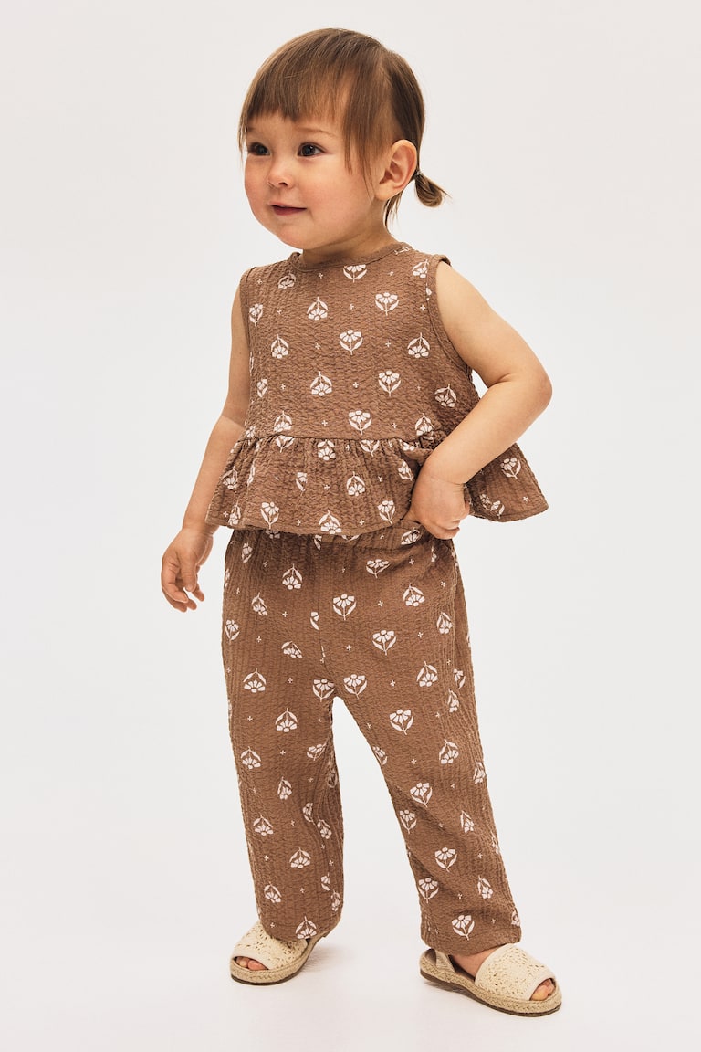 Conjunto de camiseta y pantalón