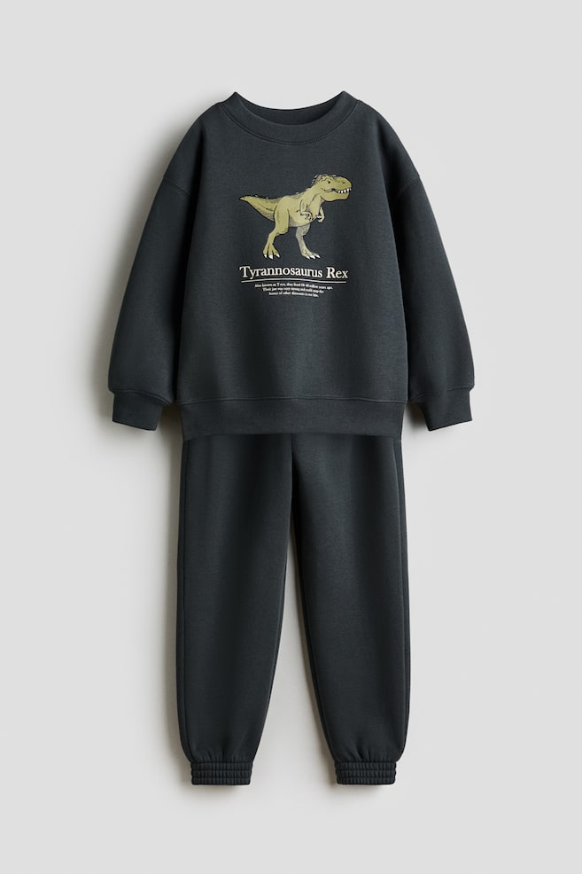 2-teiliges Set mit Sweatshirt und Joggpants - Dunkelgrau/Dinosaurier/Schwarz/NASA/Hellgrün/94/Graumeliert/NASA/Blau/New York - 1