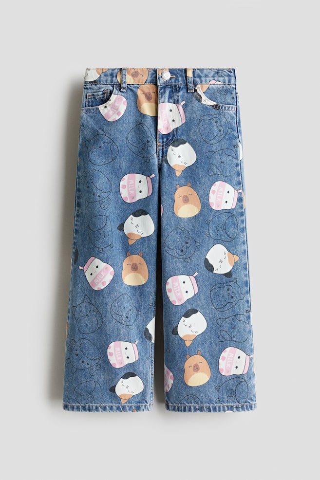 Printed Wide Leg Jeans - Denimblau/Squishmallows/Denimblau/Hello Kitty/Helles Denimblau/Minnie Maus/Blasses Denimblau/Hello Kitty/Denimblau/Hello Kitty/Denimblau/Bambi/Helles Denimblau/Lilo & Stitch/Blau/Looney Tunes/Helles Denimblau/CapyFun - 1