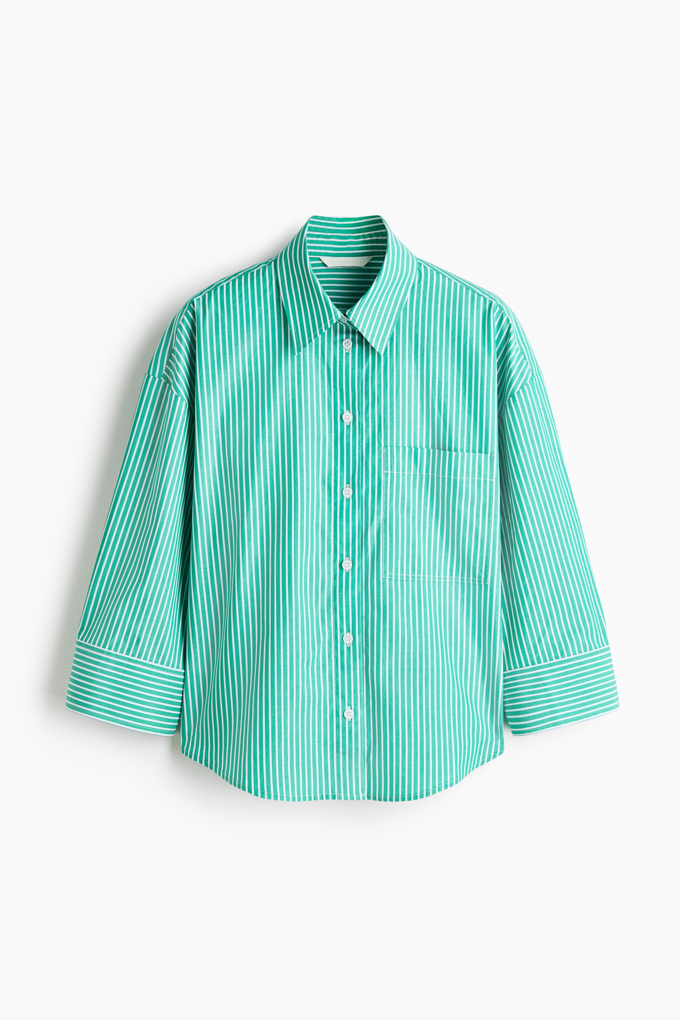 Ver imagen más grande: Una camisa de rayas verdes y blancas presenta un cuello en punta, un cierre frontal de botones con botones blancos y un bolsillo de parche único en el pecho izquierdo. La camisa también muestra mangas de tres cuartos con puños anchos que exhiben rayas horizontales.
