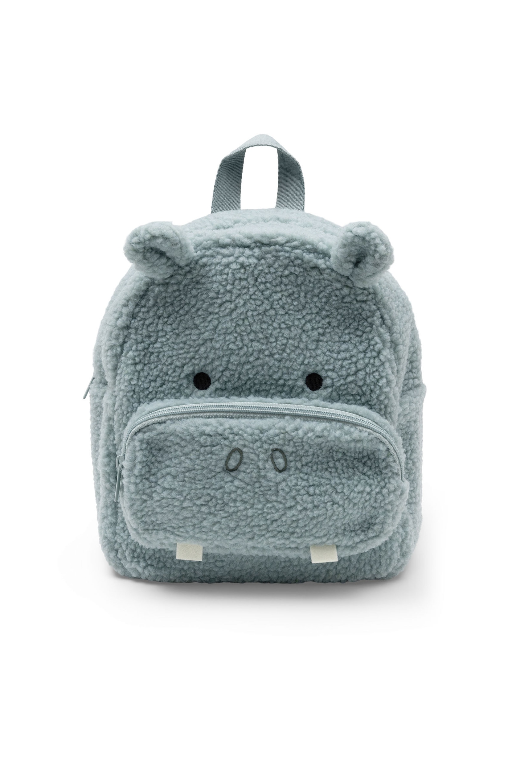 Un sac Ã  dos sherpa bleu clair, conÃ§u en forme dâhippopotame, est suspendu Ã  une clÃ´ture en bois, mettant en valeur sa matiÃ¨re polaire texturÃ©e sous un angle Ã  trois quarts. Le sac Ã  dos prÃ©sente de petites oreilles arrondies, des yeux brodÃ©s et une poche avant zippÃ©e en forme de museau, avec deux dents en tissu blanc dÃ©passant du bas.