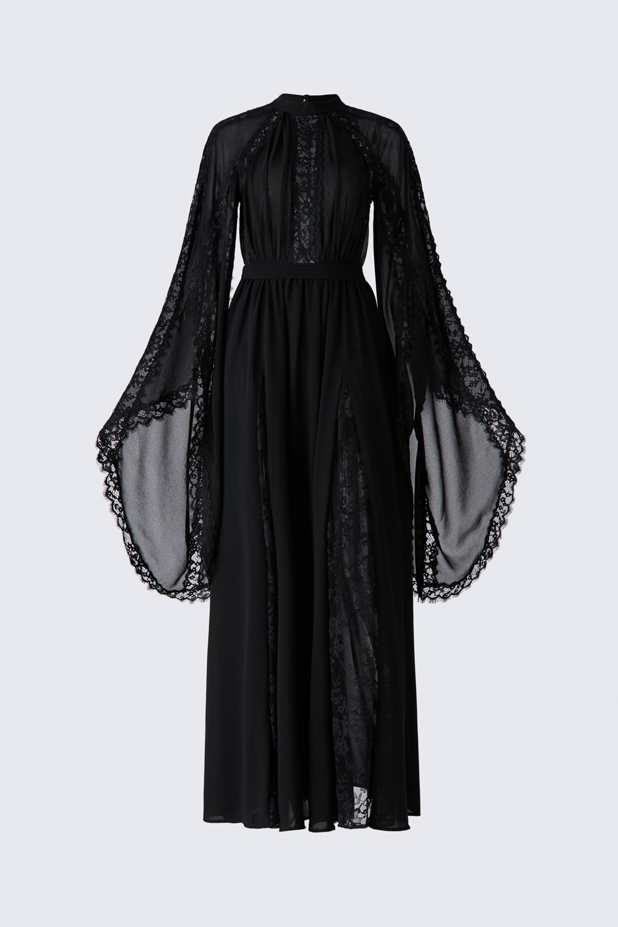 Ver imagem maior: É apresentada, de frente, uma vestido preto até ao chão, em tecido chiffon semitransparente, adornado com inserções e acabamentos em renda. O vestido apresenta uma gola subida, mangas raglan amplas e dramáticas, em evasé, com aberturas, e uma saia fluida com godés em renda plissada.