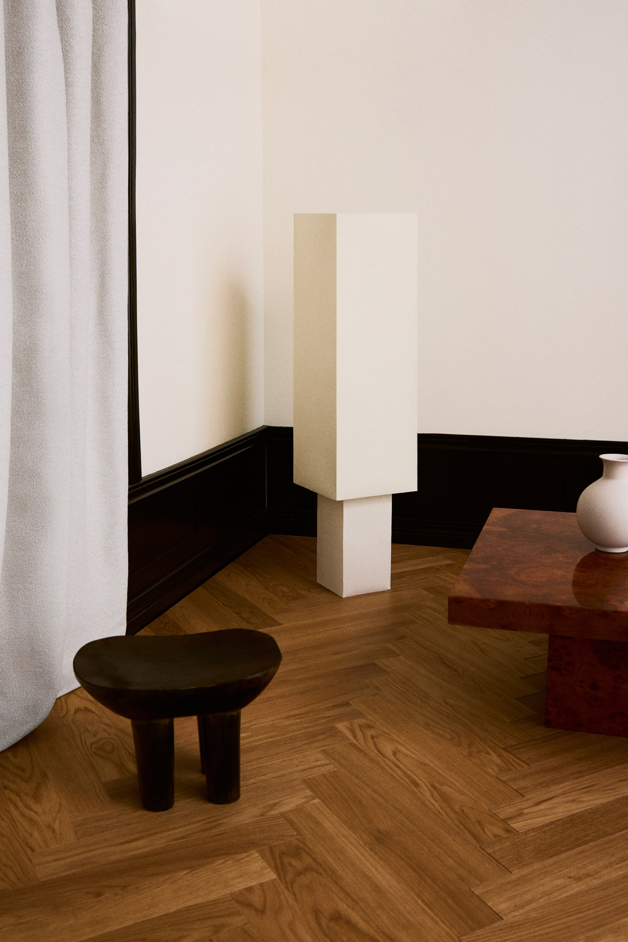Agrandir l'image: Un lampadaire au design géométrique est présenté debout, avec un grand corps en forme de colonne rectangulaire placé sur une base rectangulaire assortie et plus étroite. L’ensemble de la structure est recouvert d’un tissu tissé texturé de couleur crème.