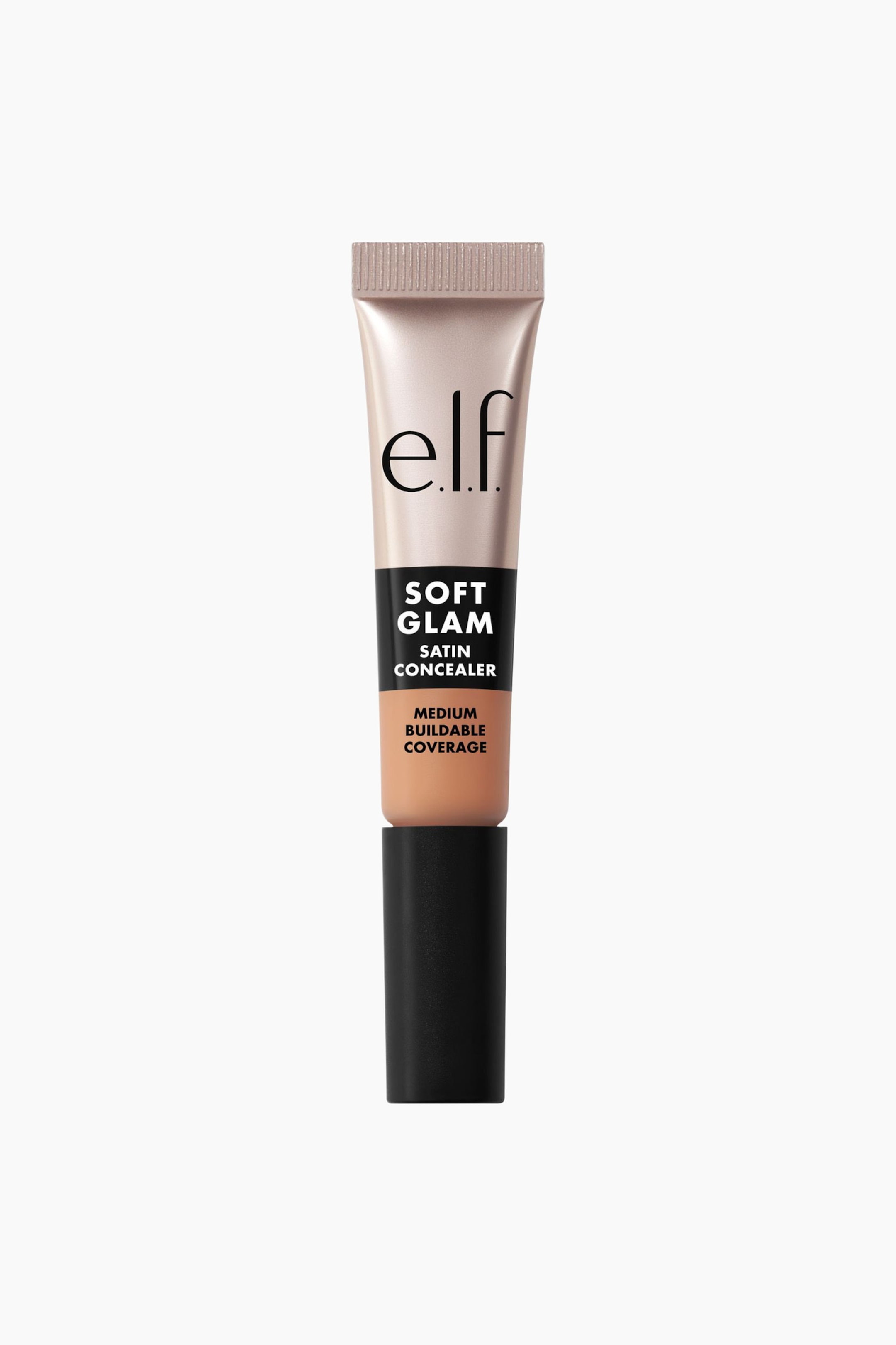 Vis større bilde: En tube med elf Soft Glam Satin Concealer står oppreist og er vendt fremover. Tuben har en ribbet, presset topp i metallisk champagne som går over i en middels hudtone, og en matt svart hette. Svart tekst på tuben viser "elf", "Soft Glam Satin Concealer" og "Medium Buildable Coverage".