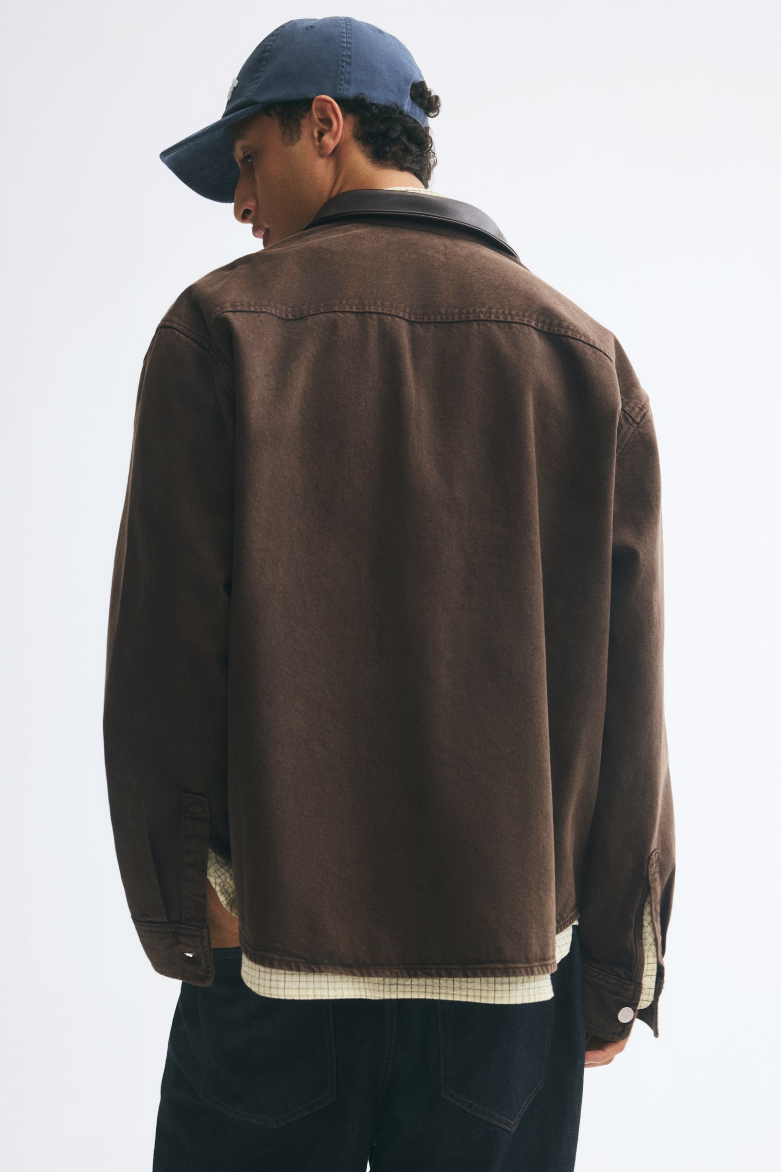 Мужская рубашка H&M Denim Overshirt with Coated Collar, цвет: Тёмный коричневый — фото 3