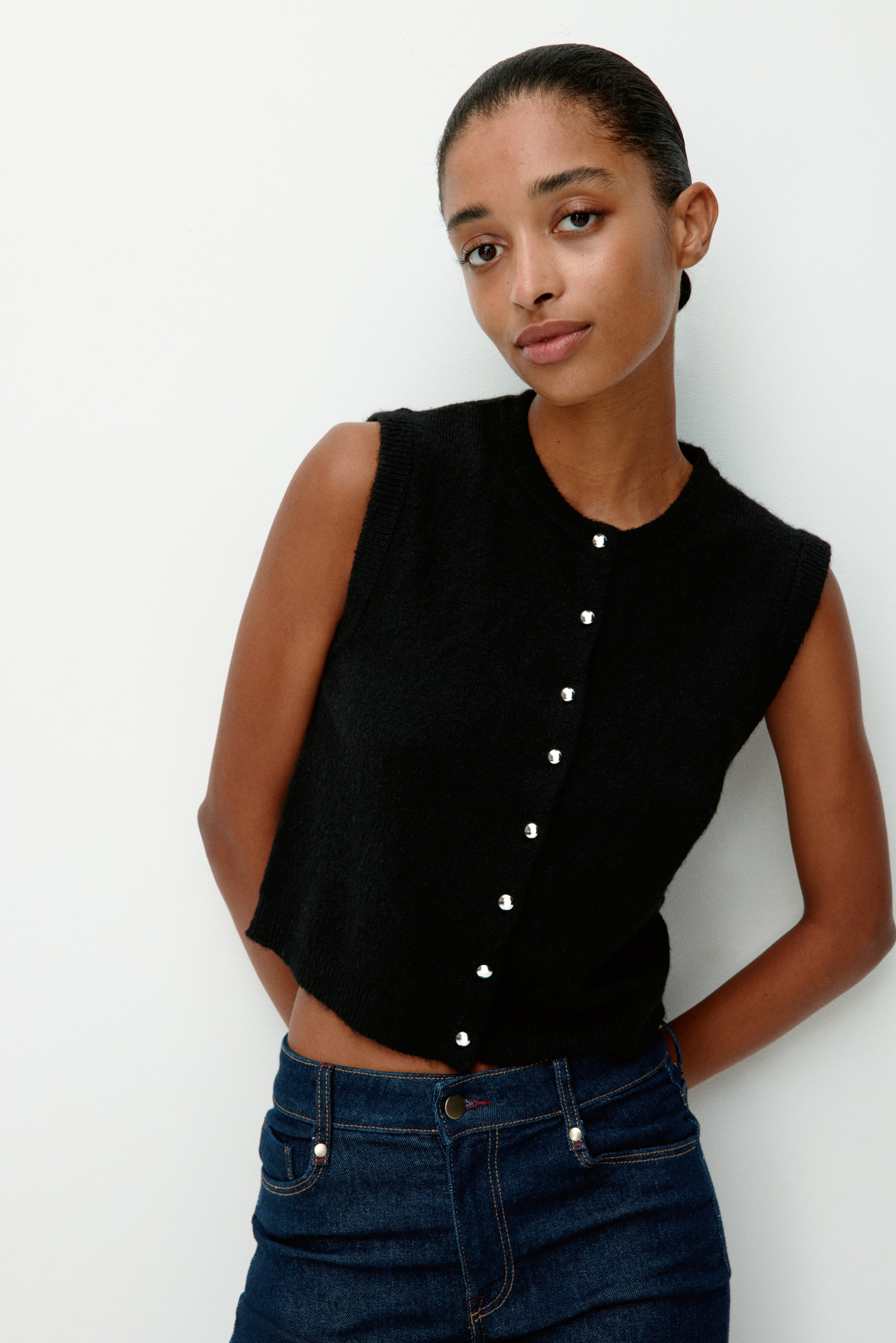 MACHATT ブラック ノーカラーベスト フリルカラーリブニット（ブラック） | MACHATT ONLINE STORE