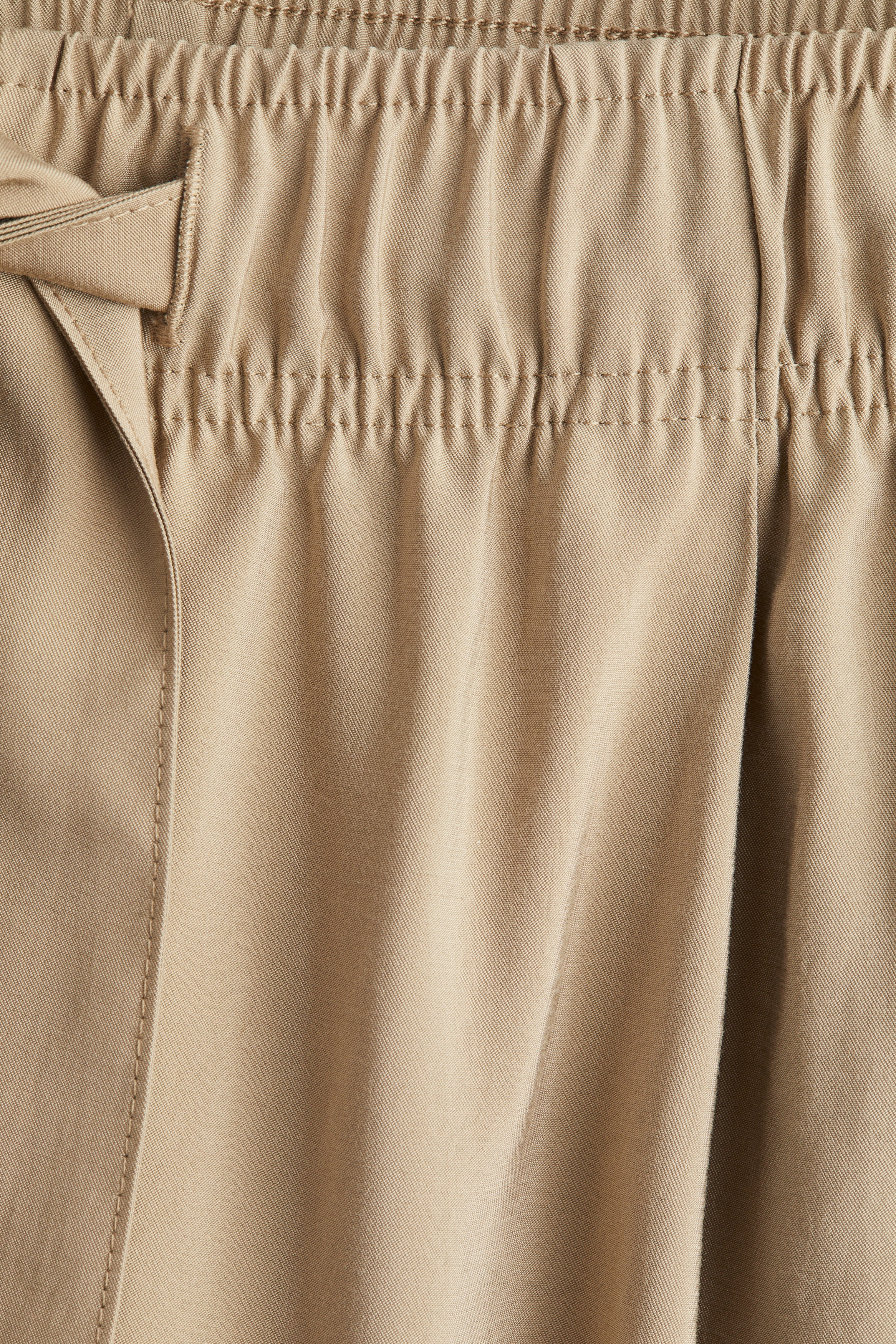 Wide tie-belt trousers