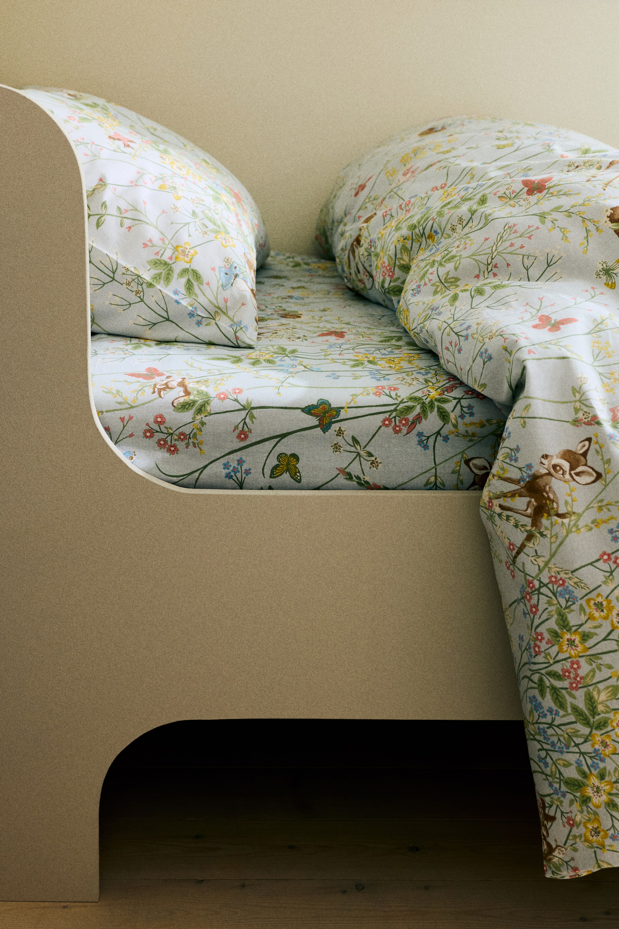 Zobrazit větší obrázek: Vzorované bavlněné napínací prostěradlo - Bleděmodrá/Bambi - HOME | H&M CZ 1