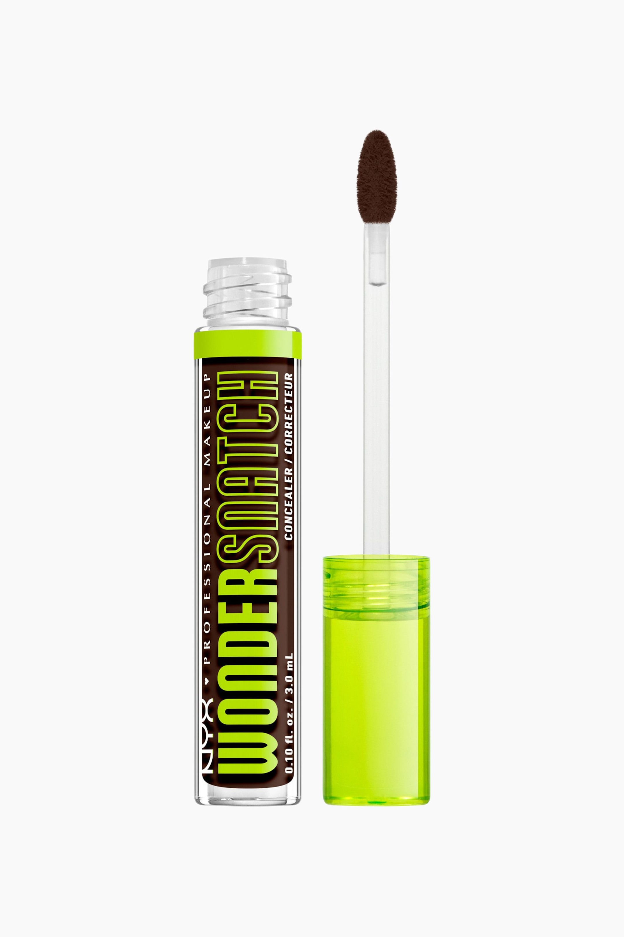 Näytä suurempi kuva: NYX WONDERSNATCH Concealer/Correcteur on esillä pystyasennossa, ja siinä on kirkas sylinterimäinen pullo, jossa on tummanruskea etiketti, jossa on kirkkaan vihreää ja valkoista tekstiä, neonvihreä kaula ja tummanruskea neste sisällä. Sen irrotettu neonvihreä korkki seisoo pullon vieressä, ja sieltä nousee kirkas levityspuikko, jonka päässä on tummanruskea, kyyneleenmuotoinen flockattu kärki.
