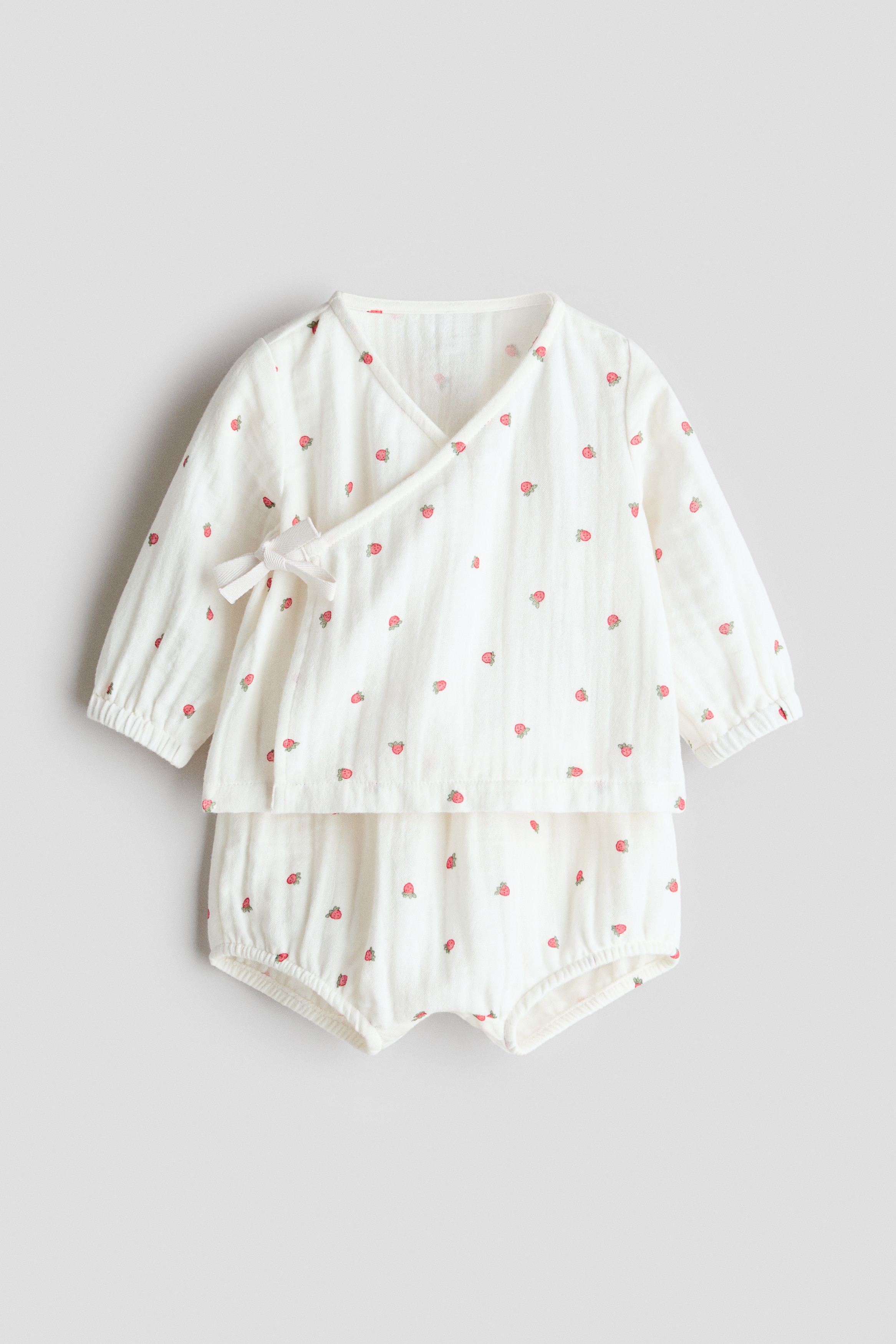 2-piece wrapover muslin setModel