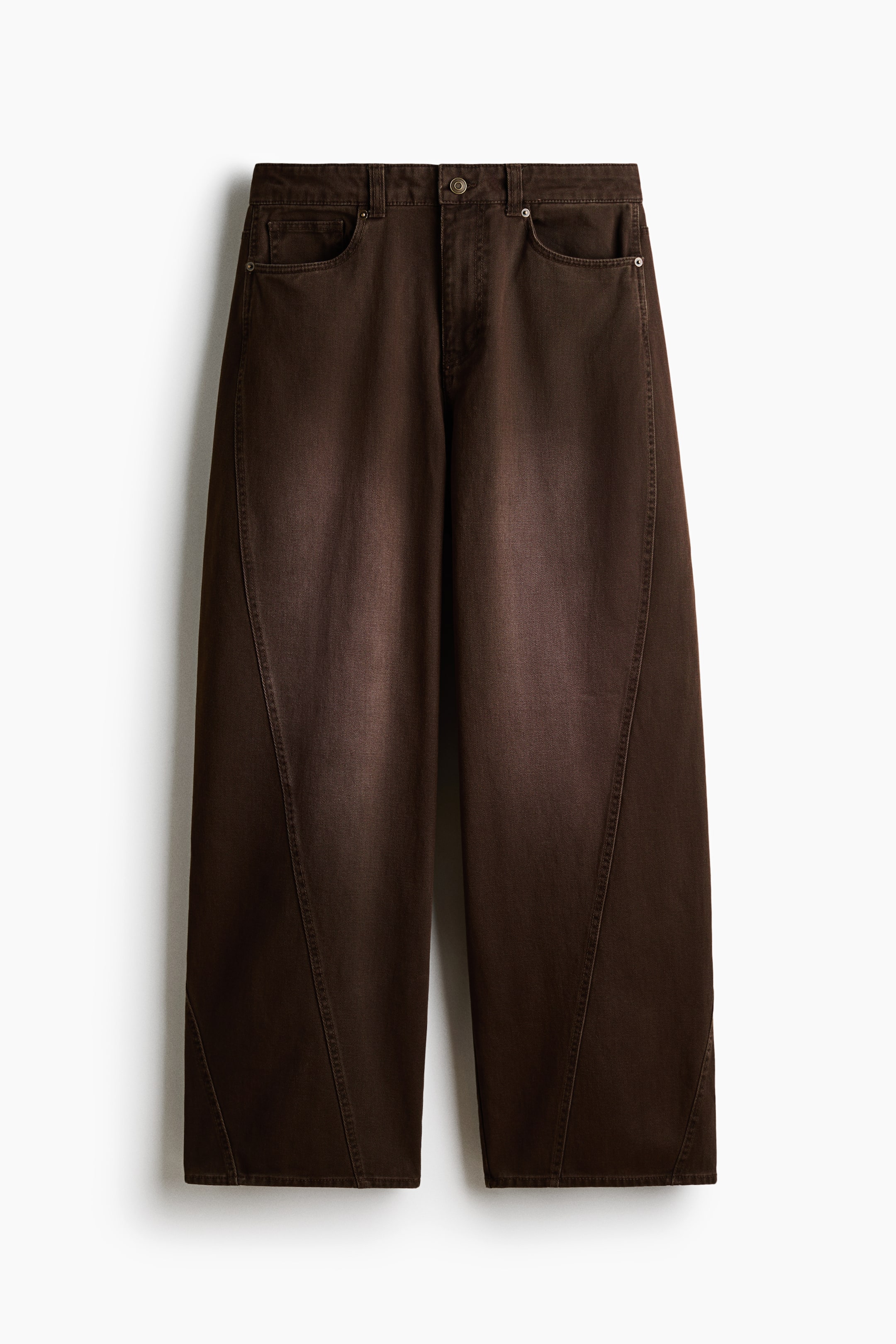 Xem ảnh lớn hơn: Quần jeans ống rộng màu nâu đã qua giặt đang được trình bày ở góc nhìn phía trước, nổi bật với khóa cài nút, các vòng đai thắt lưng và túi trước. Các đường may chéo đặc trưng chạy dọc phía trước mỗi ống quần, tạo nên một thiết kế dạng panel.