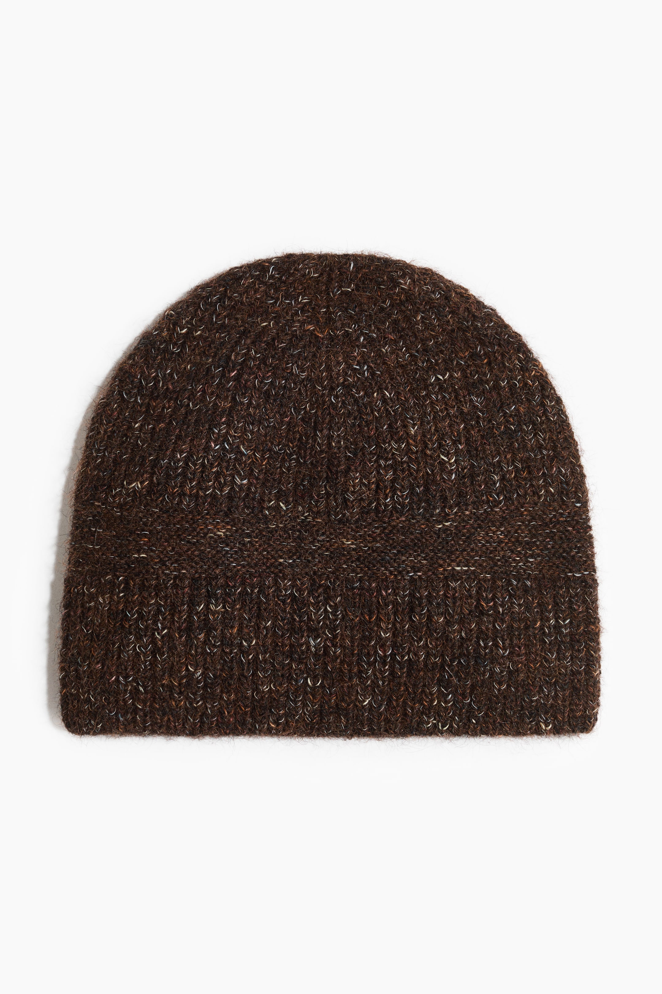 Größeres Bild ansehen: Eine dunkelbraun gesprenkelte Strickmütze liegt flach und zeigt nach vorne. Sie präsentiert durchgehend eine Rippstruktur, und ein umgeschlagener Bund bildet den unteren Saum.
