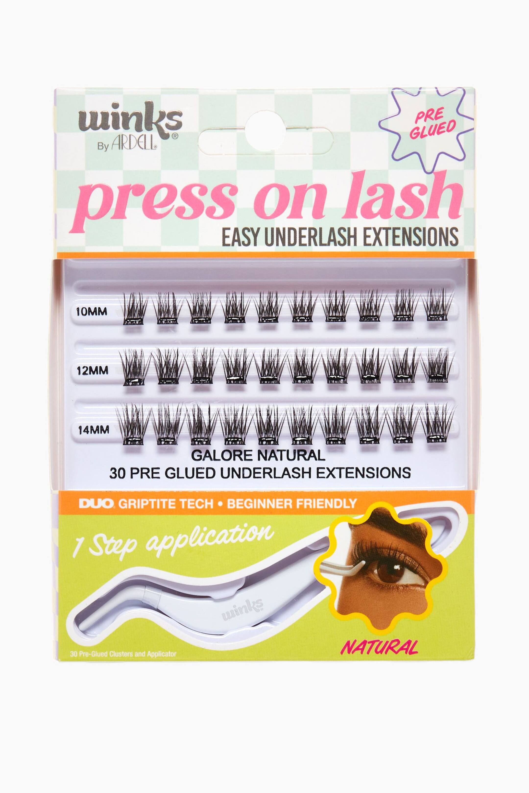 Visa större bild: Winks by Ardell Press On Lash Easy Underlash Extensions presenteras i sin förpackning, vända framåt. Det genomskinliga plastfönstret avslöjar tre rader av förlimmade underlashförlängningar, märkta 10mm, 12mm och 14mm. Ett vitt applikationsverktyg är synligt i den nedre delen, och förpackningen har även text som "Galore Natural", "30 Pre Glued Underlash Extensions" och "1 Steg applicering."