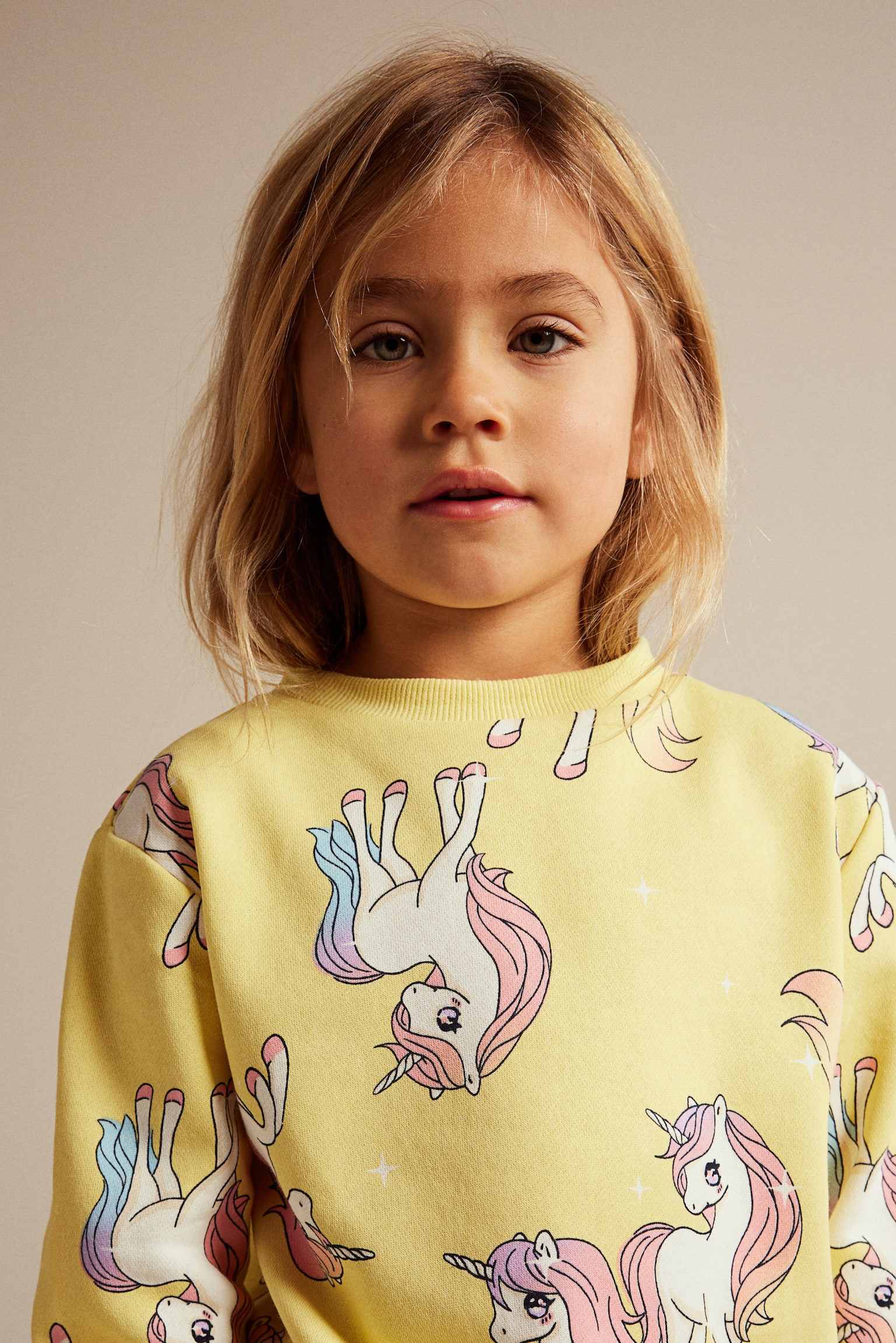 printed-sweatshirt-yellow-unicorns-kids-h-m-gb