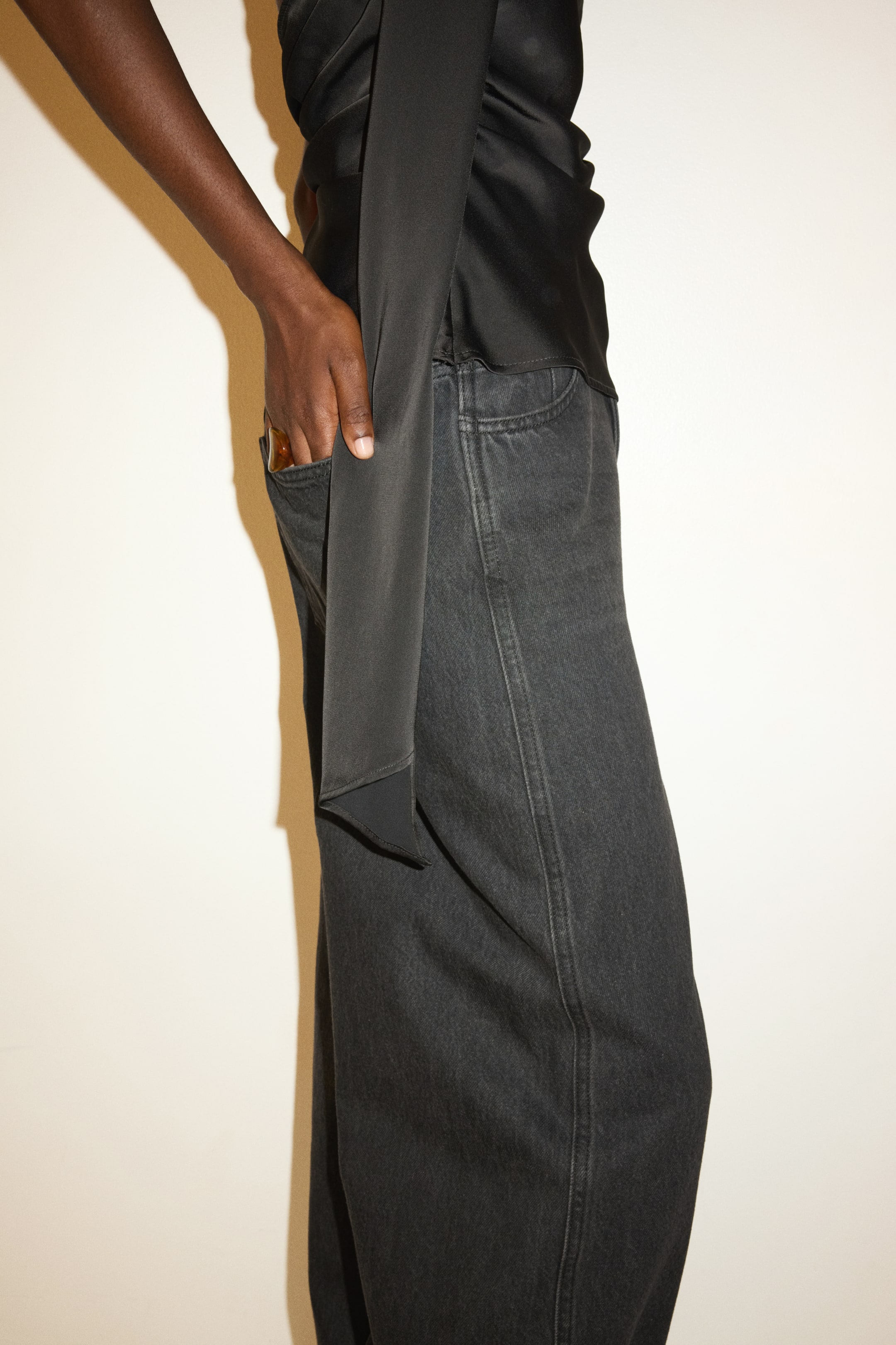 Barrel-Leg High-Waist Jeans