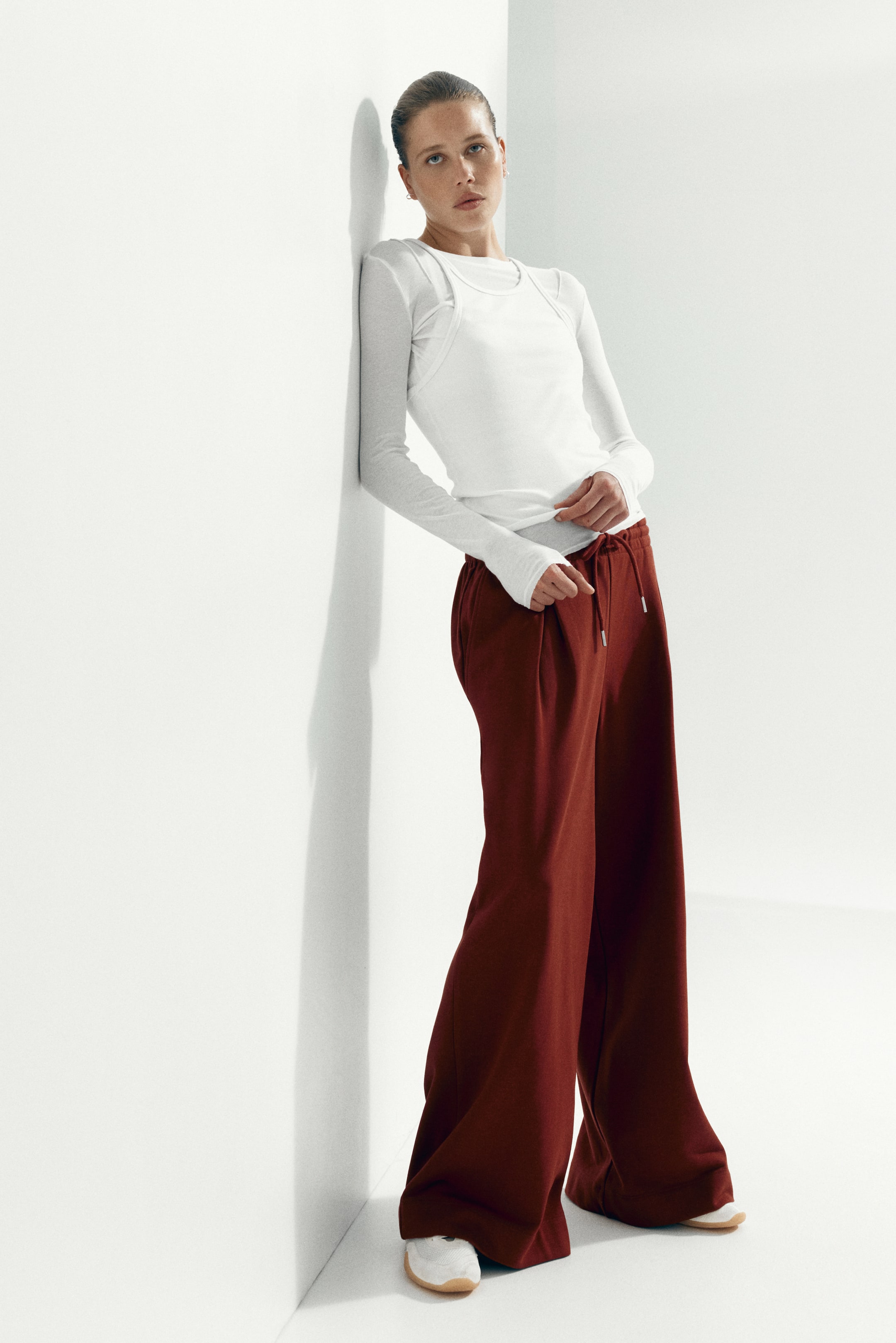 Agrandir l'image: Pantalon avec cordon de serrage et plis - Rouge foncé - FEMME | H&M CH 1